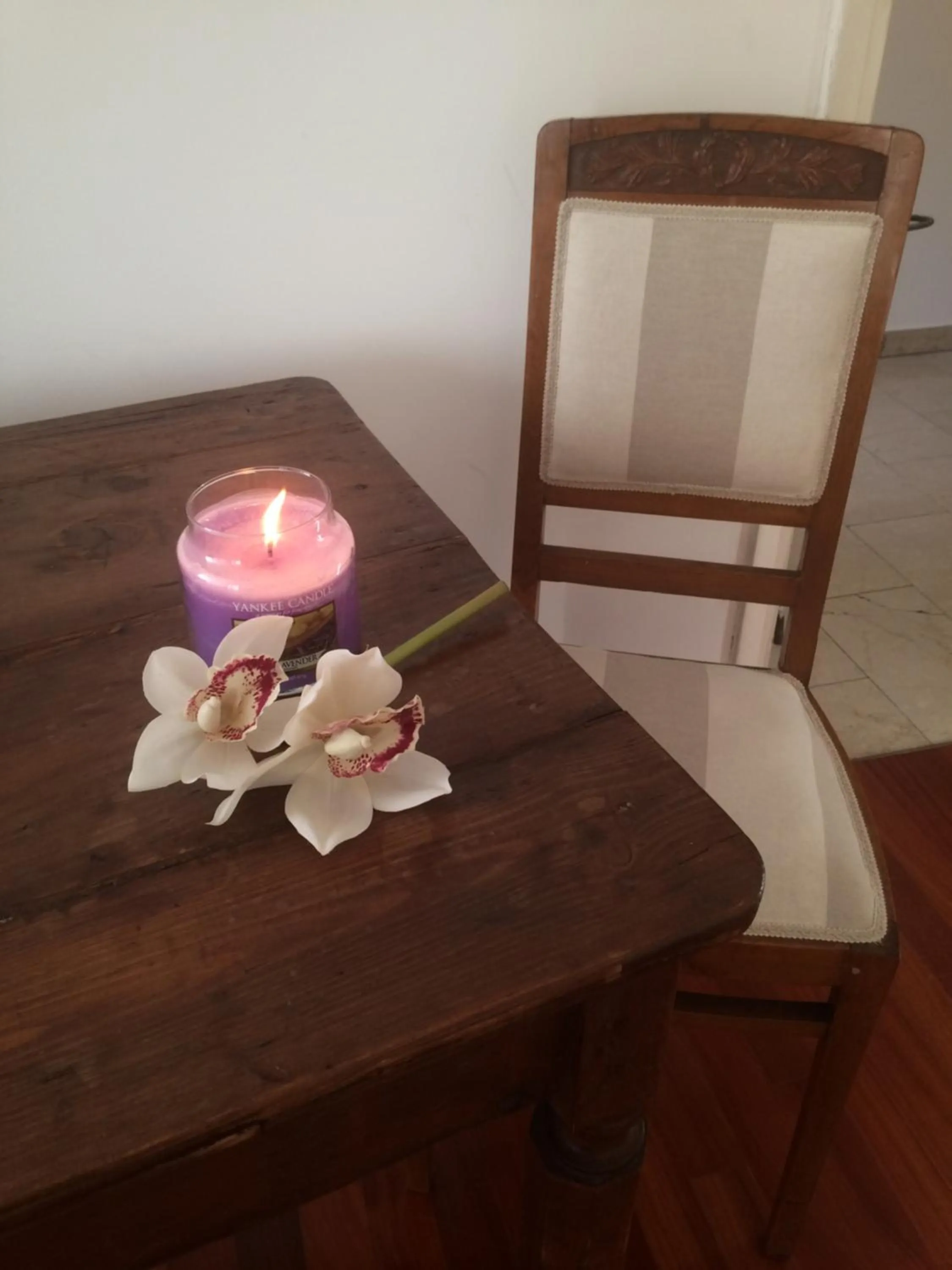 Decorative detail in Fleur Blanche