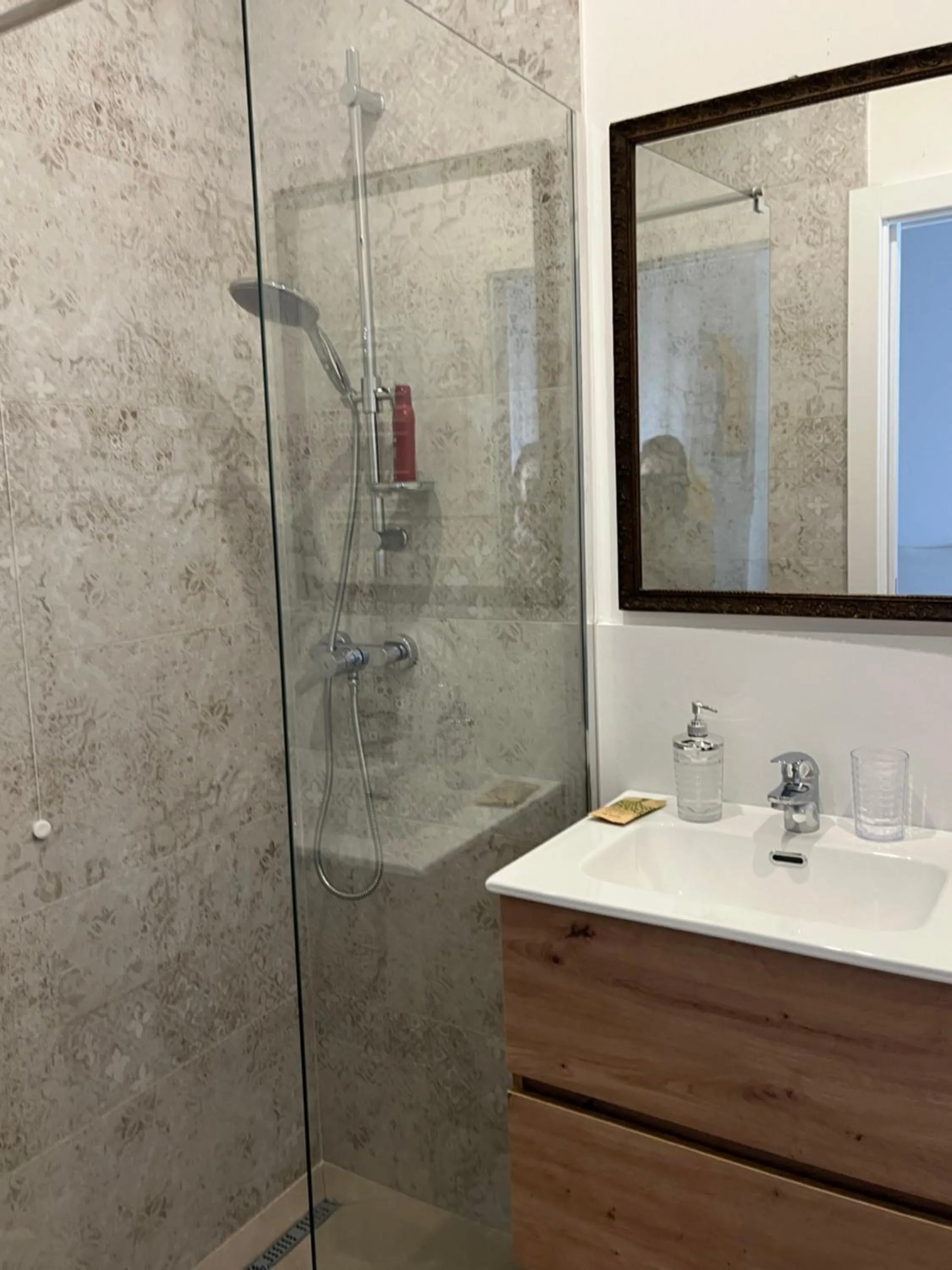 Shower in Fleur Blanche