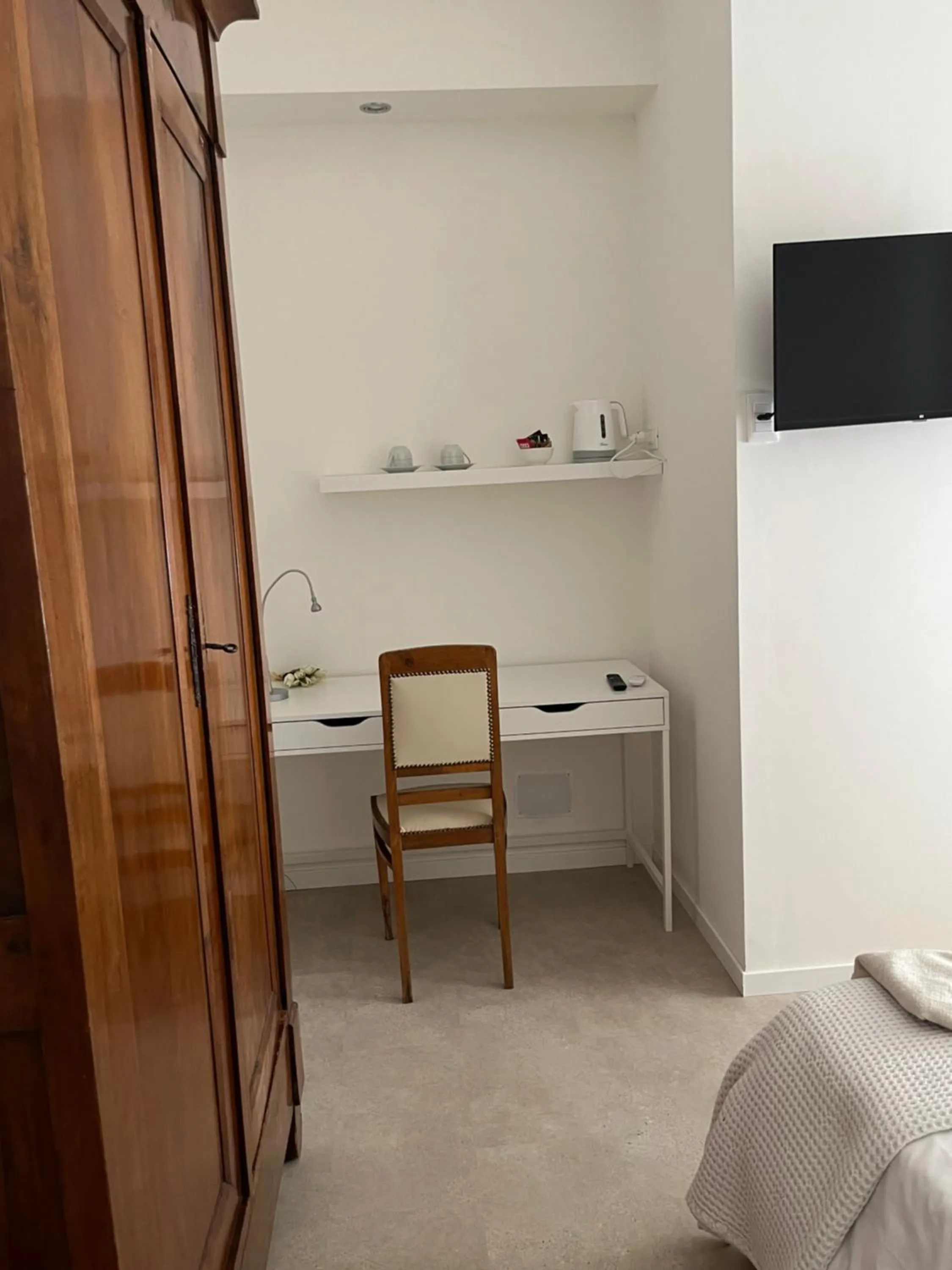 Bedroom, Bed in Fleur Blanche