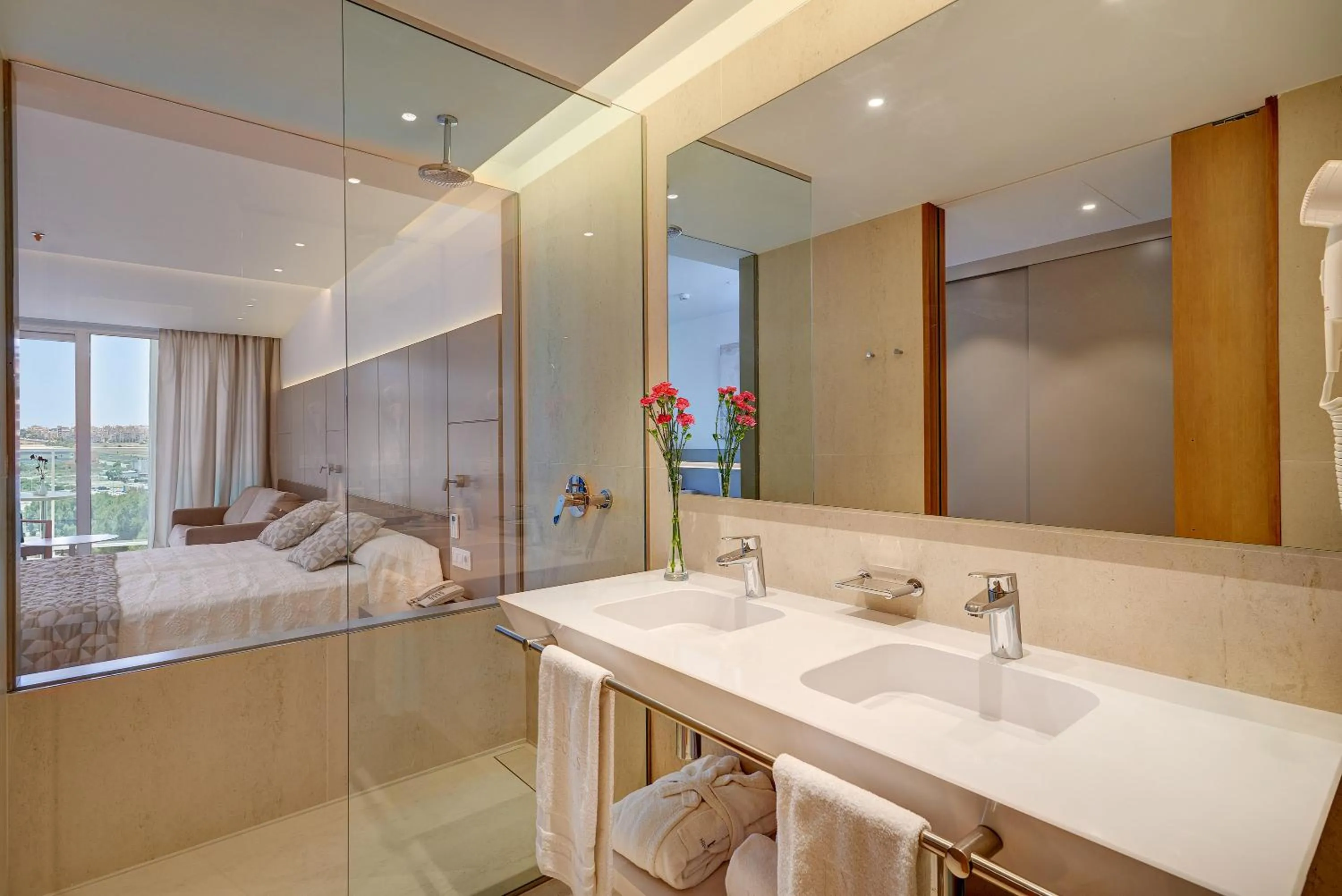 Bathroom, Bed in Hipotels Gran Playa de Palma