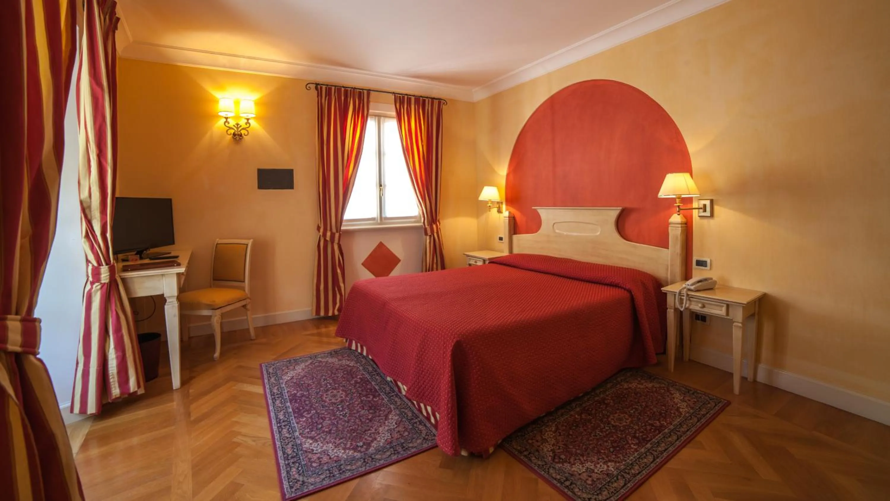 Photo of the whole room, Bed in Hotel Cannero