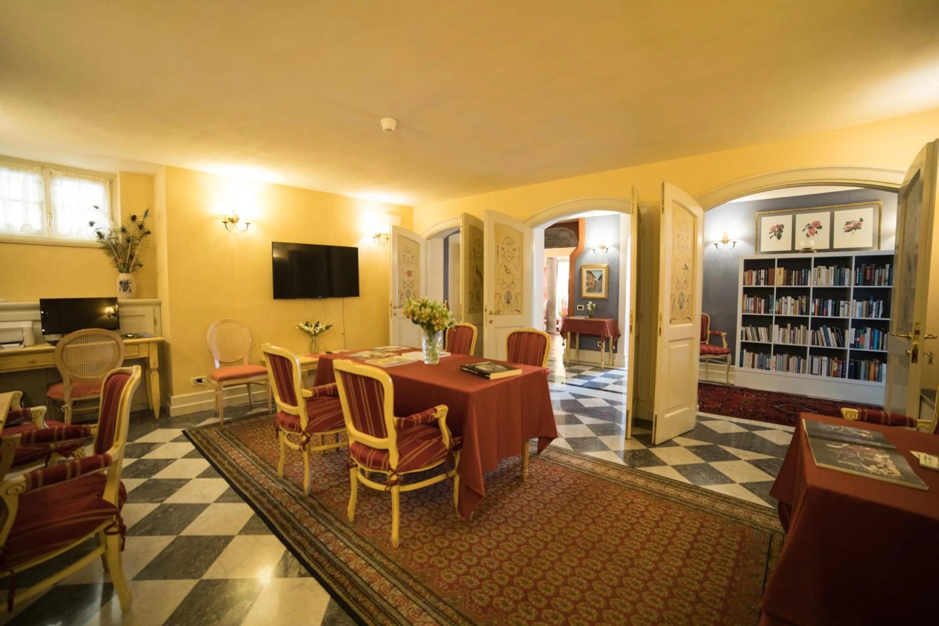 Communal lounge/ TV room in Hotel Cannero