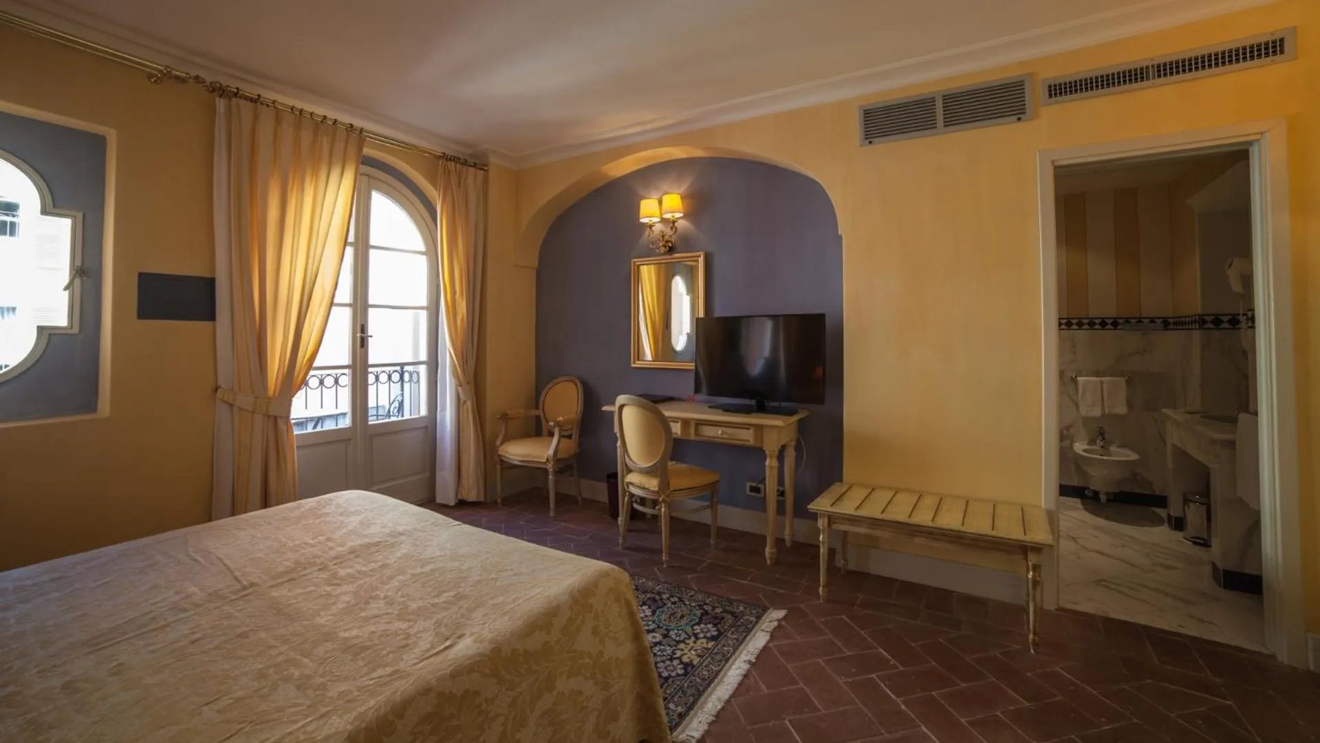 Bedroom, Bed in Hotel Cannero