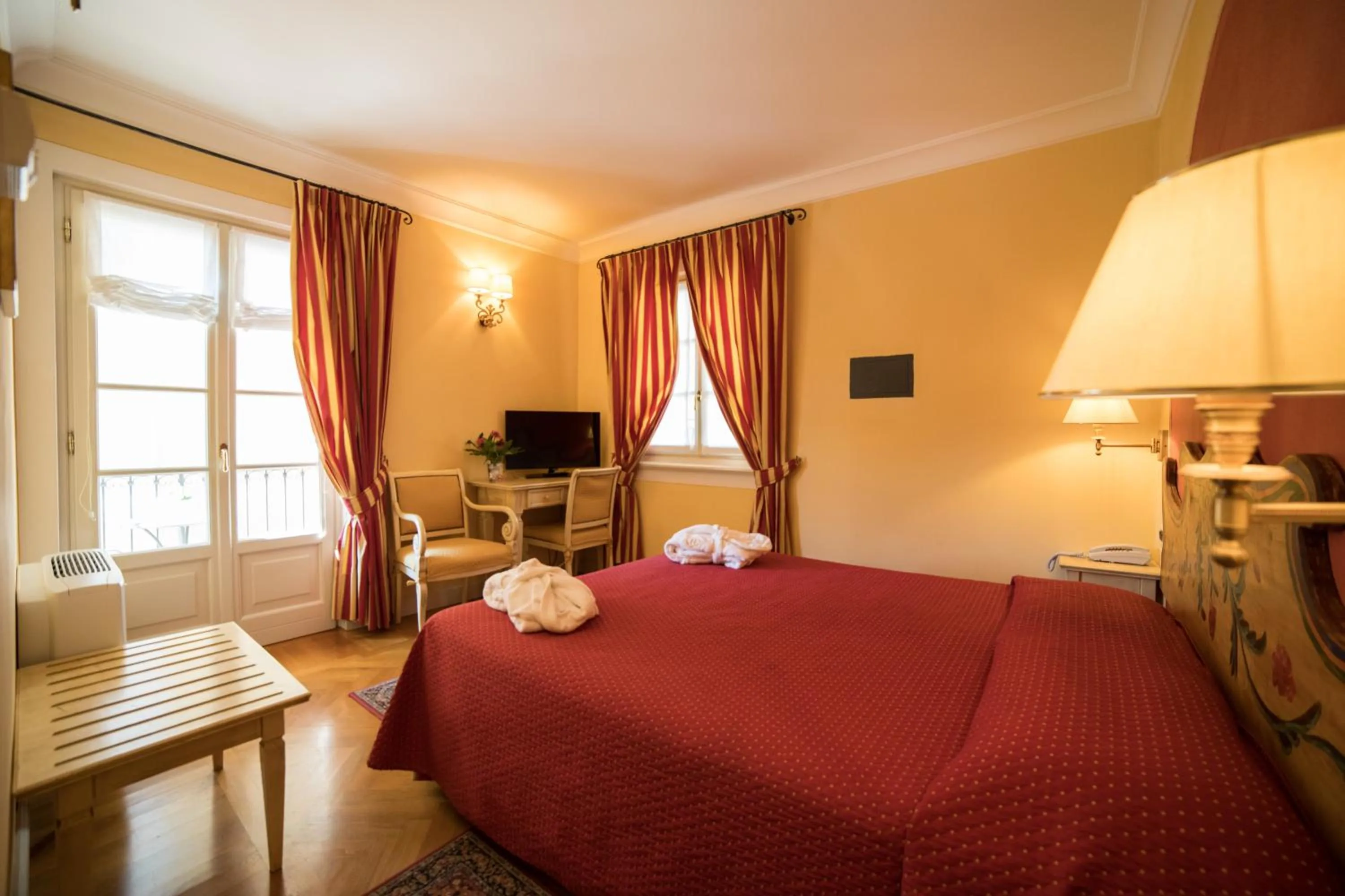 Photo of the whole room, Bed in Hotel Cannero