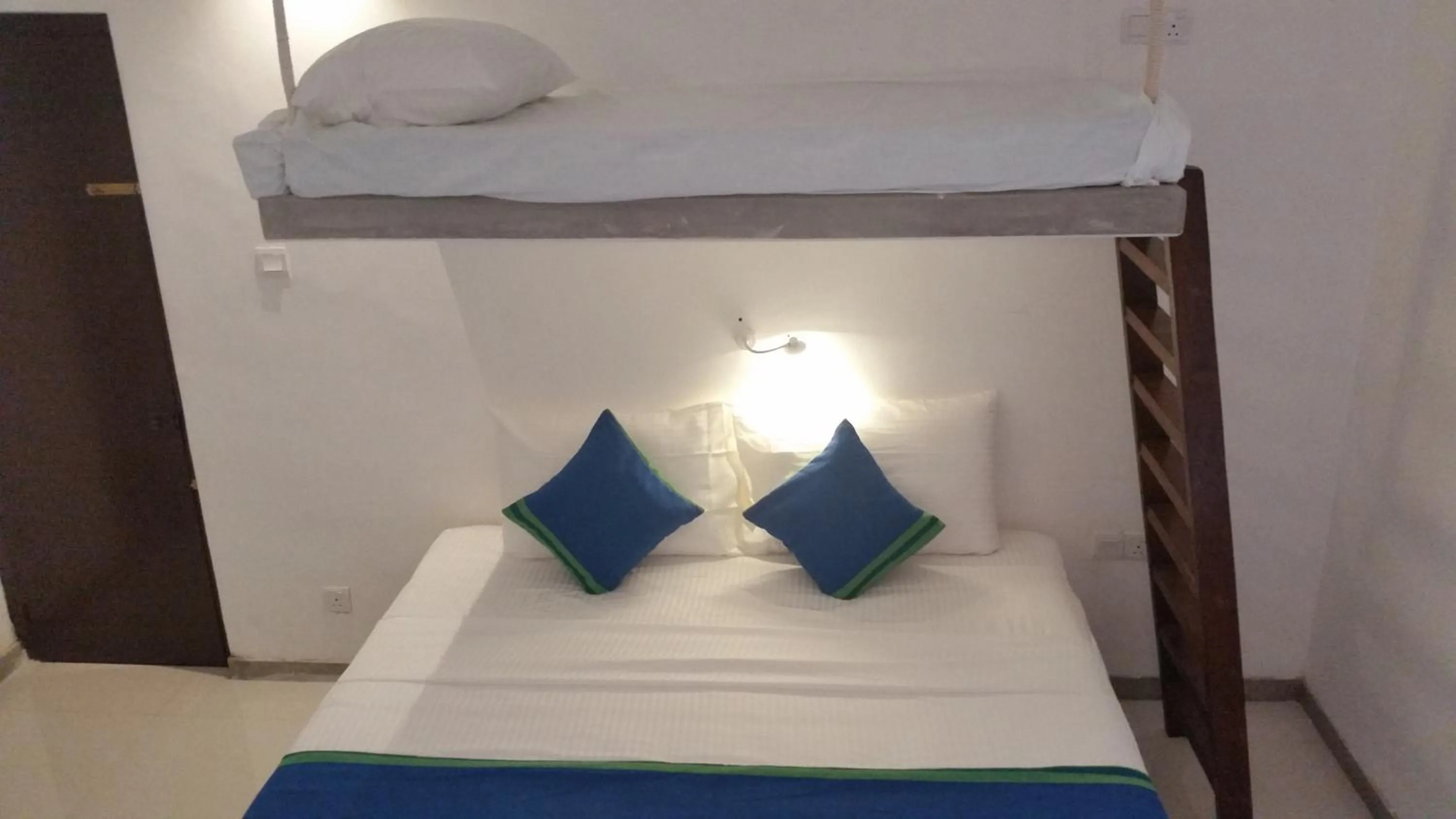 bunk bed, Bed in Kutumbaya