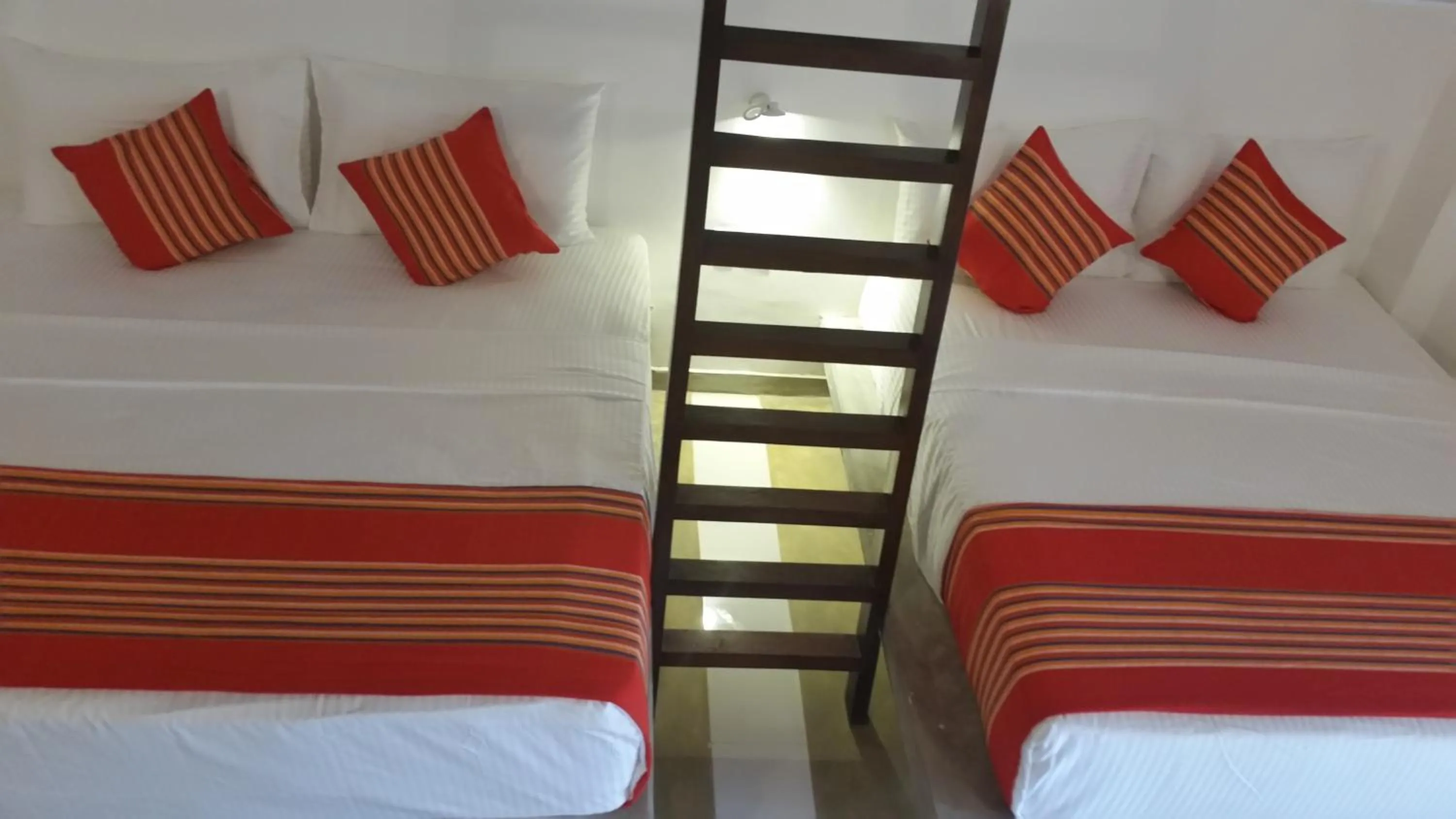 bunk bed, Bed in Kutumbaya