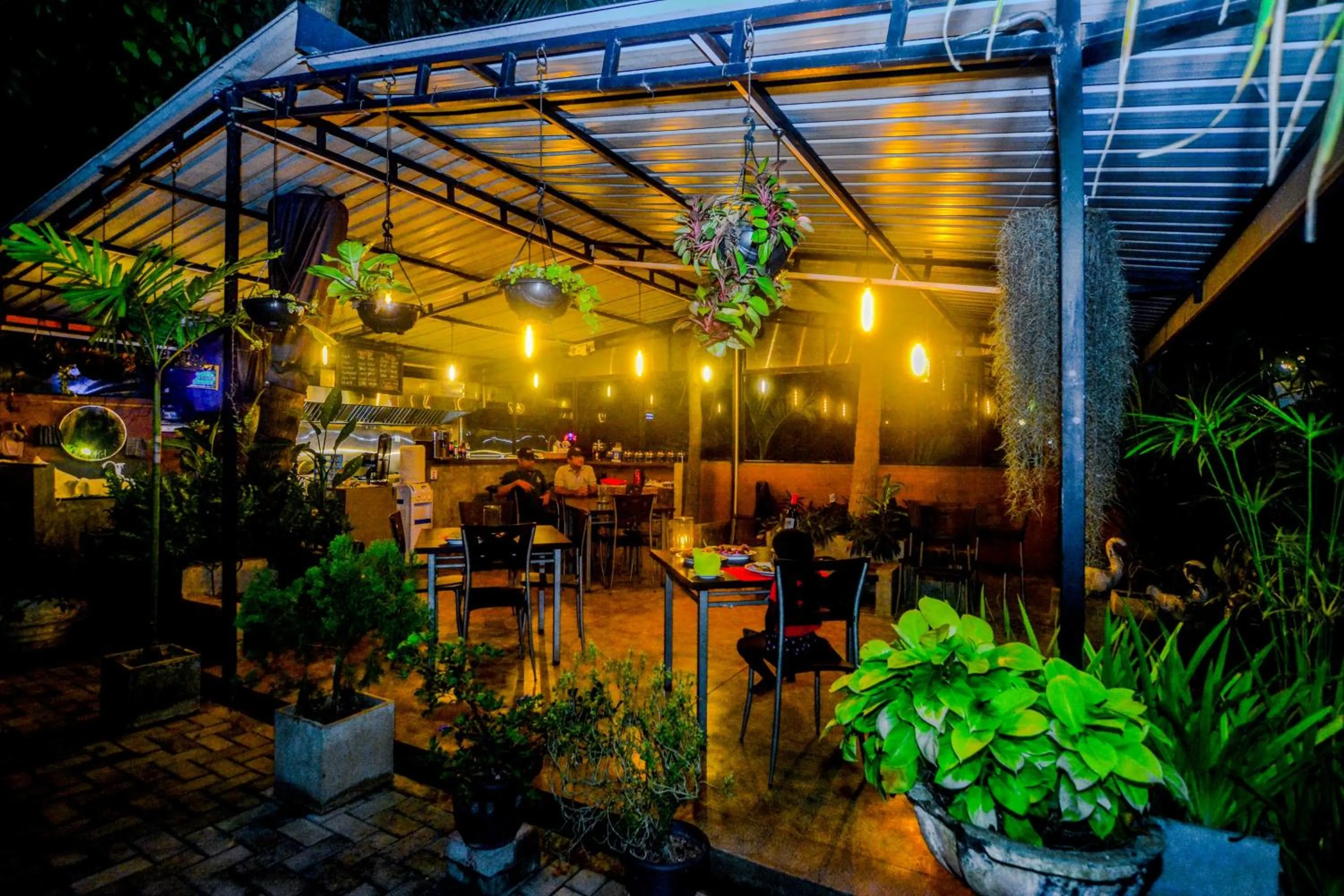 Restaurant/places to eat in Kutumbaya