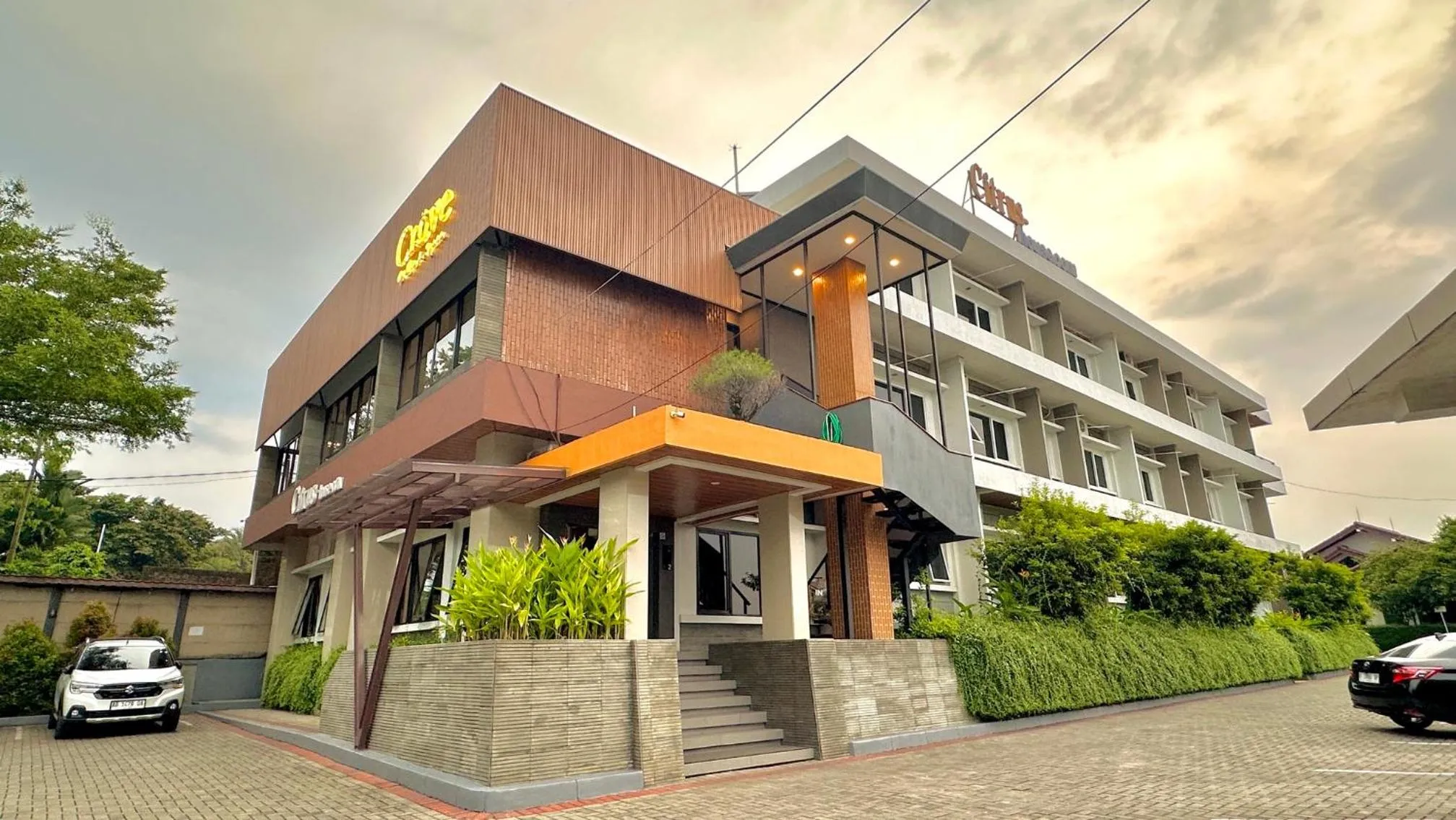 Property building in Citrus-House com Hotel