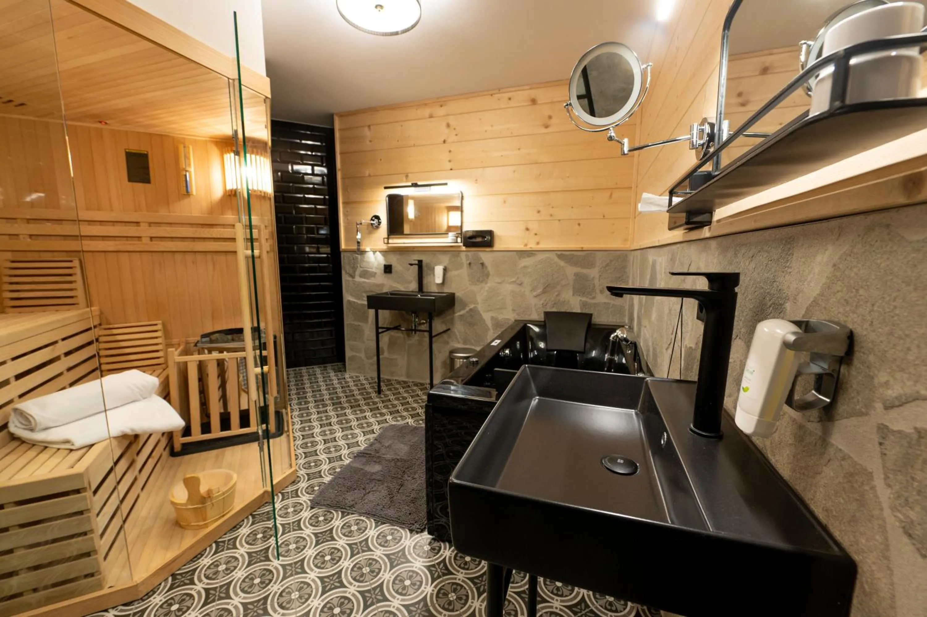 Bathroom, Bed in ALPENLIEBE - Sauna & Whirlpool - APARTments