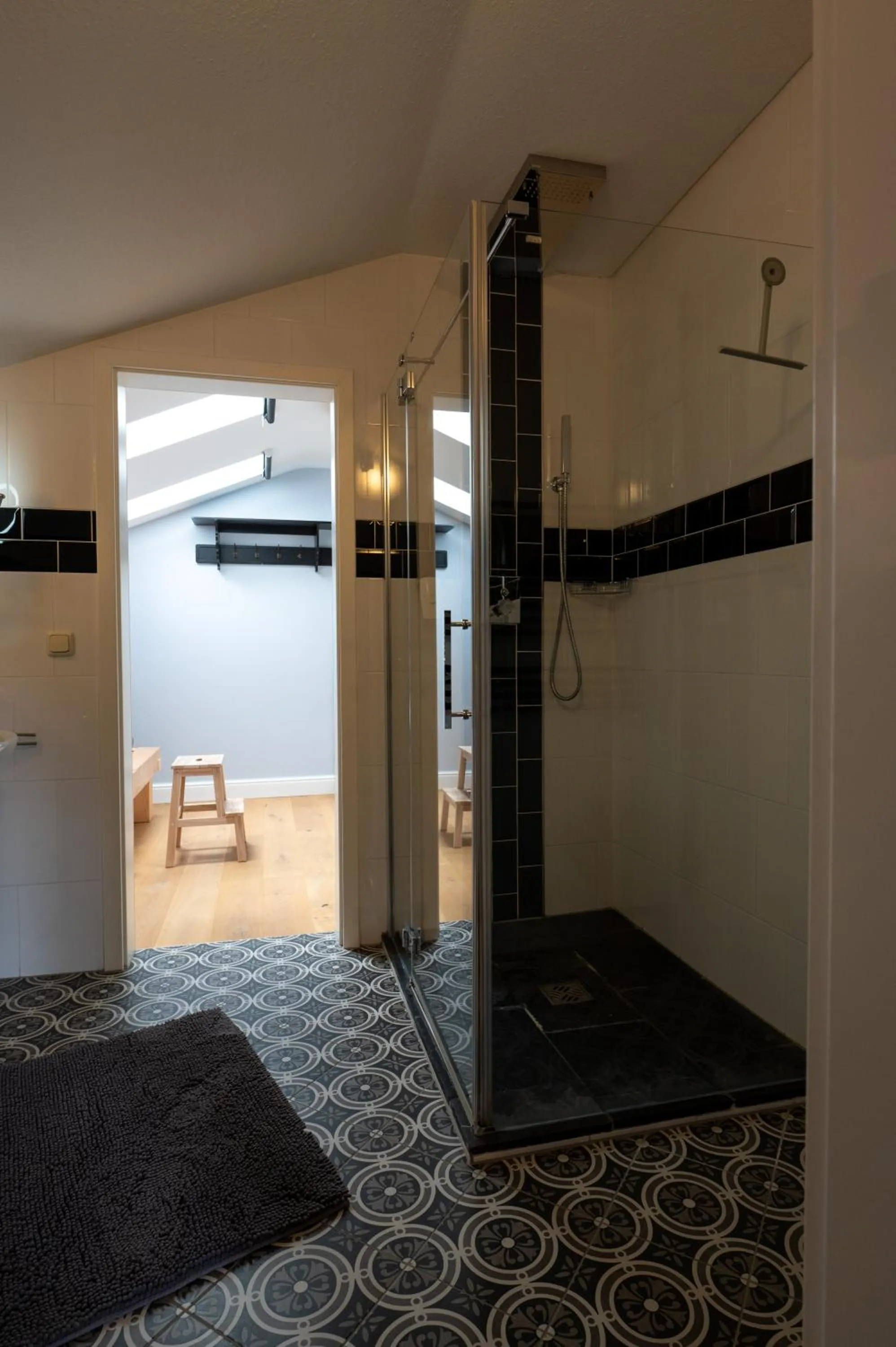 Shower, Bed in ALPENLIEBE - Sauna & Whirlpool - APARTments