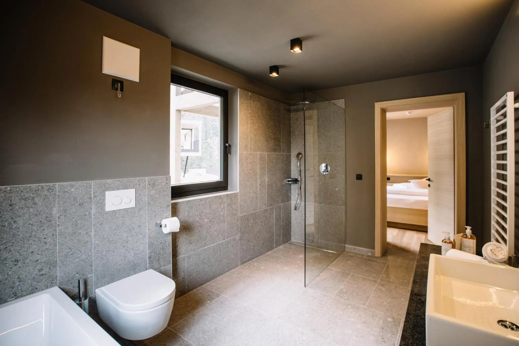 Shower in Panoramic Suites Winzerhöhe