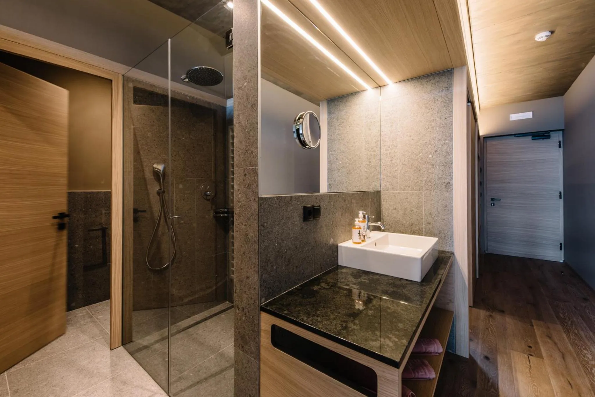 Shower in Panoramic Suites Winzerhöhe