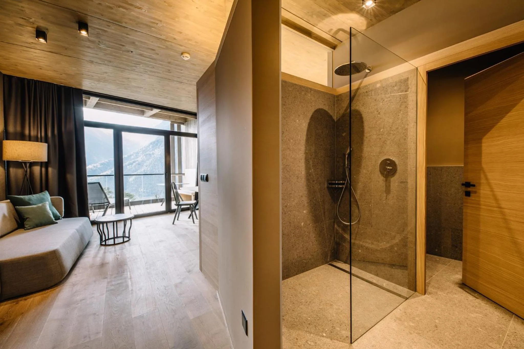 Shower in Panoramic Suites Winzerhöhe