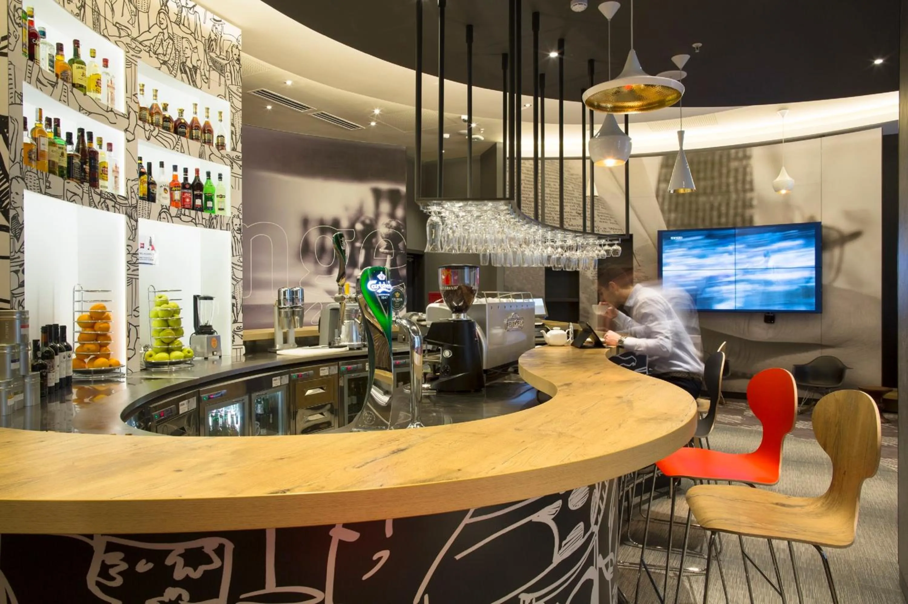 Lounge or bar in ibis Yerevan Center