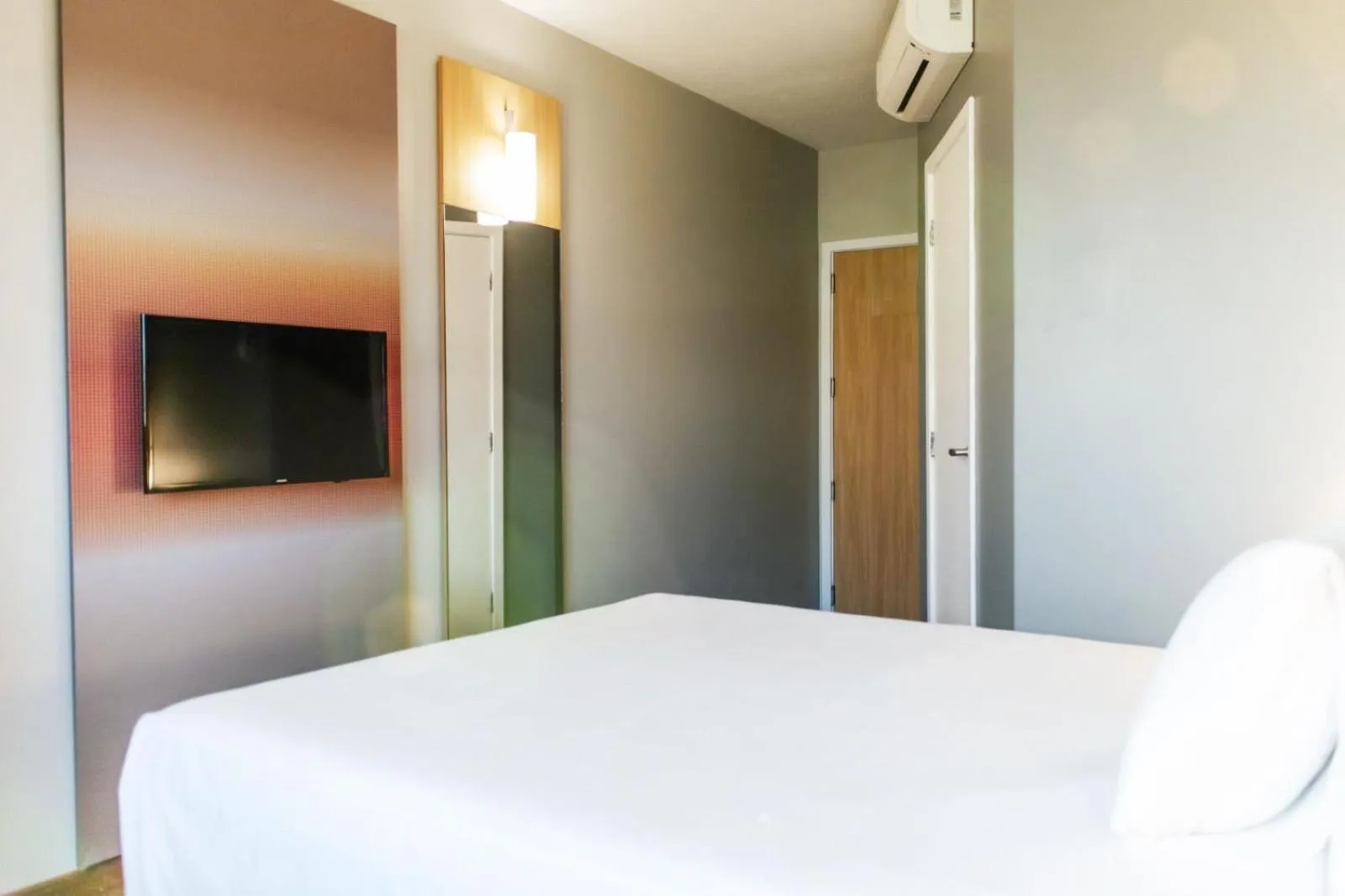 TV and multimedia, Bed in Aera São José Floripa