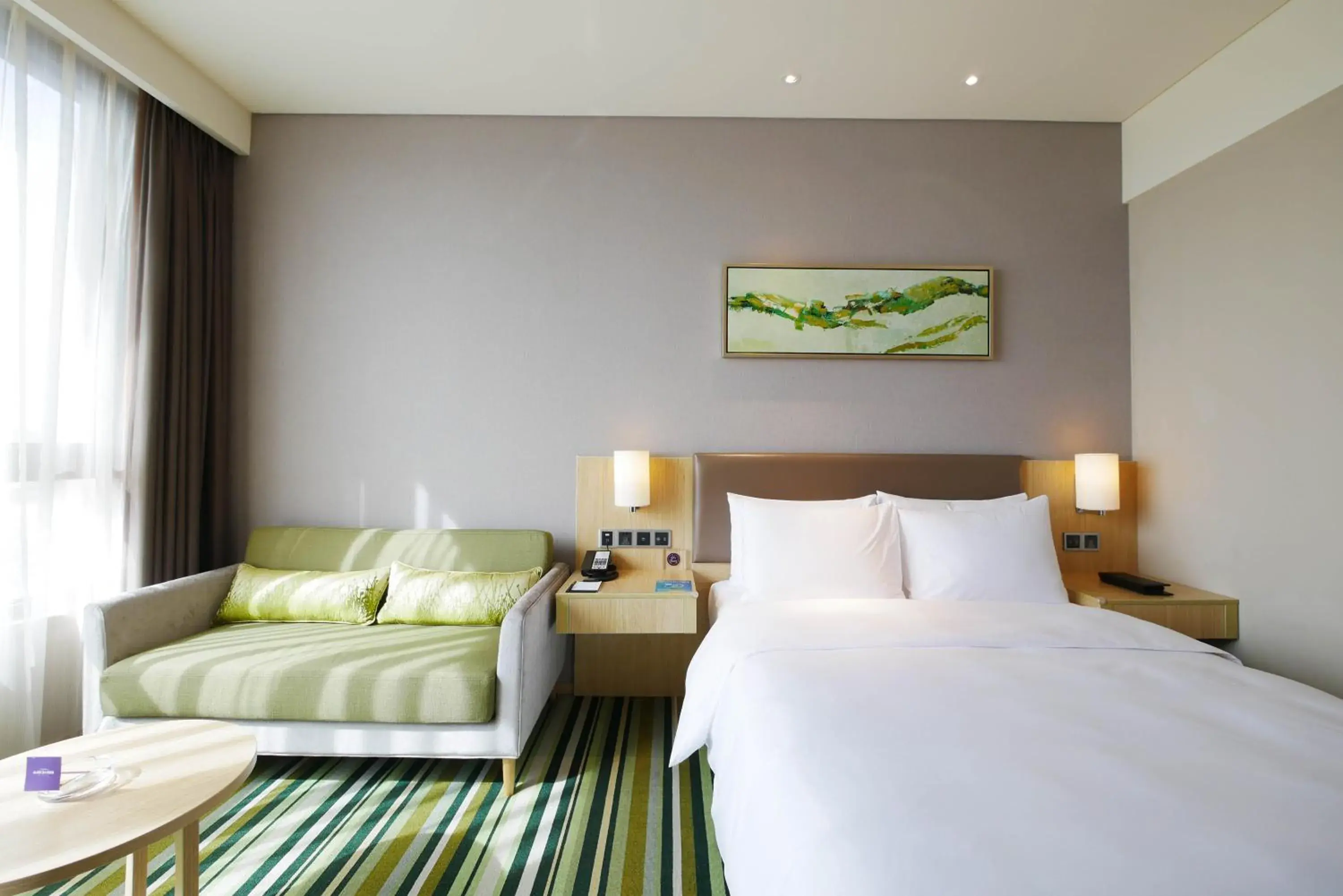 Superior Queen Room with Lake View in Mercure Nanchang Sunac Superior Queen Room with Lake View in Mercure Nanchang Sunac