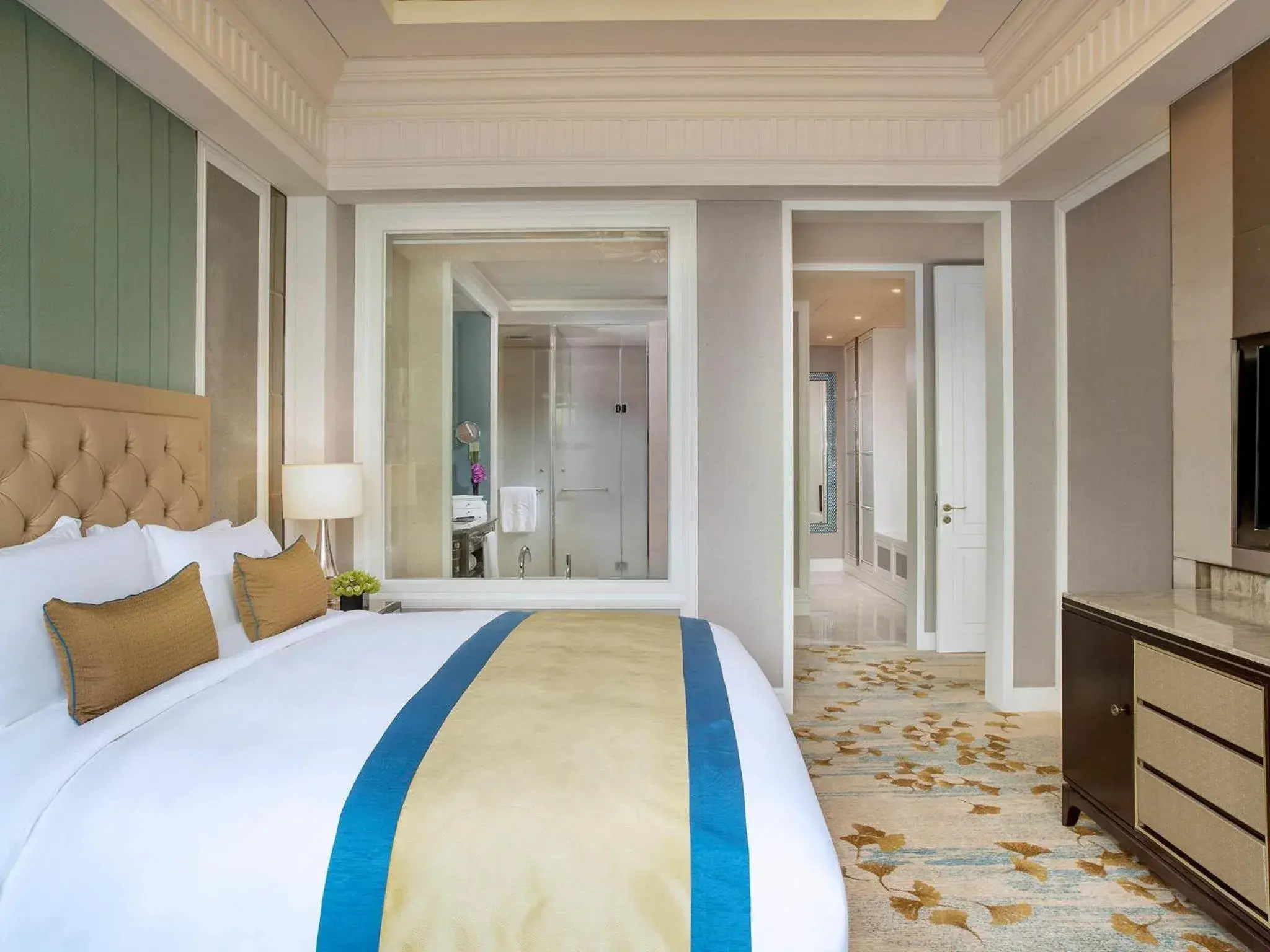 Superior King Room with Club Access - single occupancy in Sofitel Shanghai Hongqiao Superior King Room with Club Access - single occupancy in Sofitel Shanghai Hongqiao