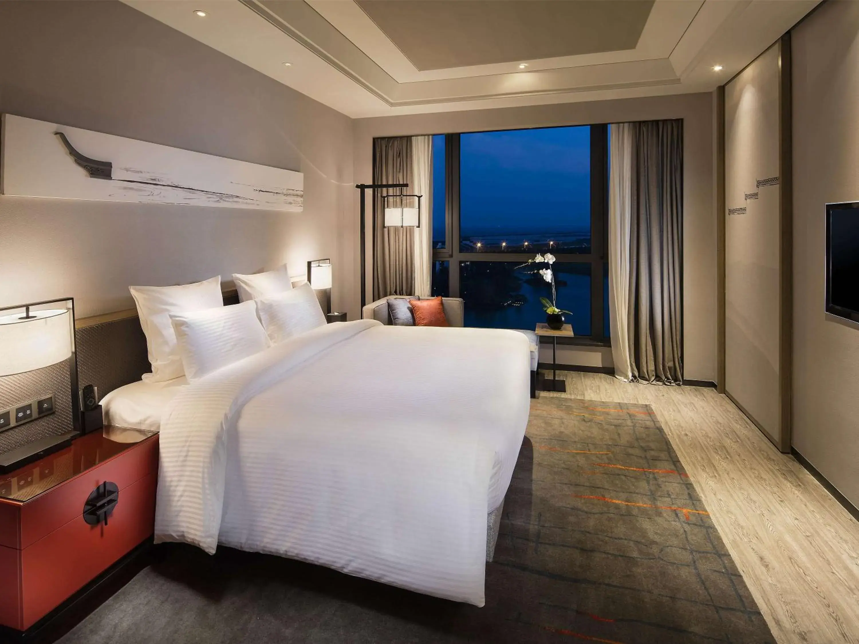 Executive King Bedroom with Lake View in Pullman Hefei Sunac Executive King Bedroom with Lake View in Pullman Hefei Sunac