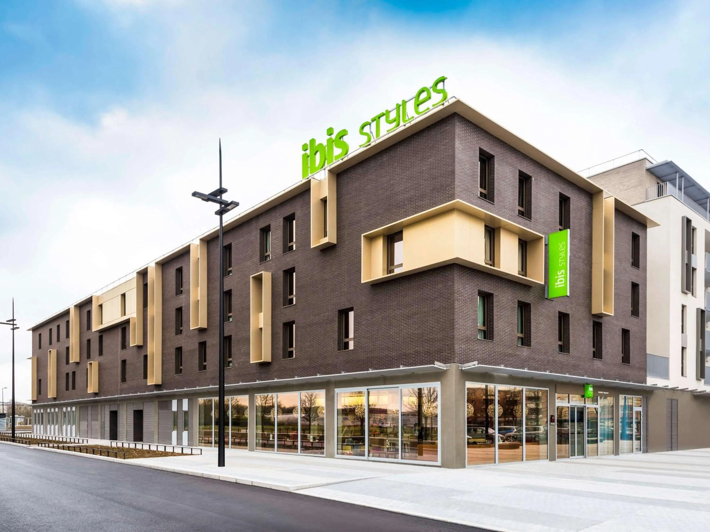 Property building in ibis Styles Versailles Guyancourt