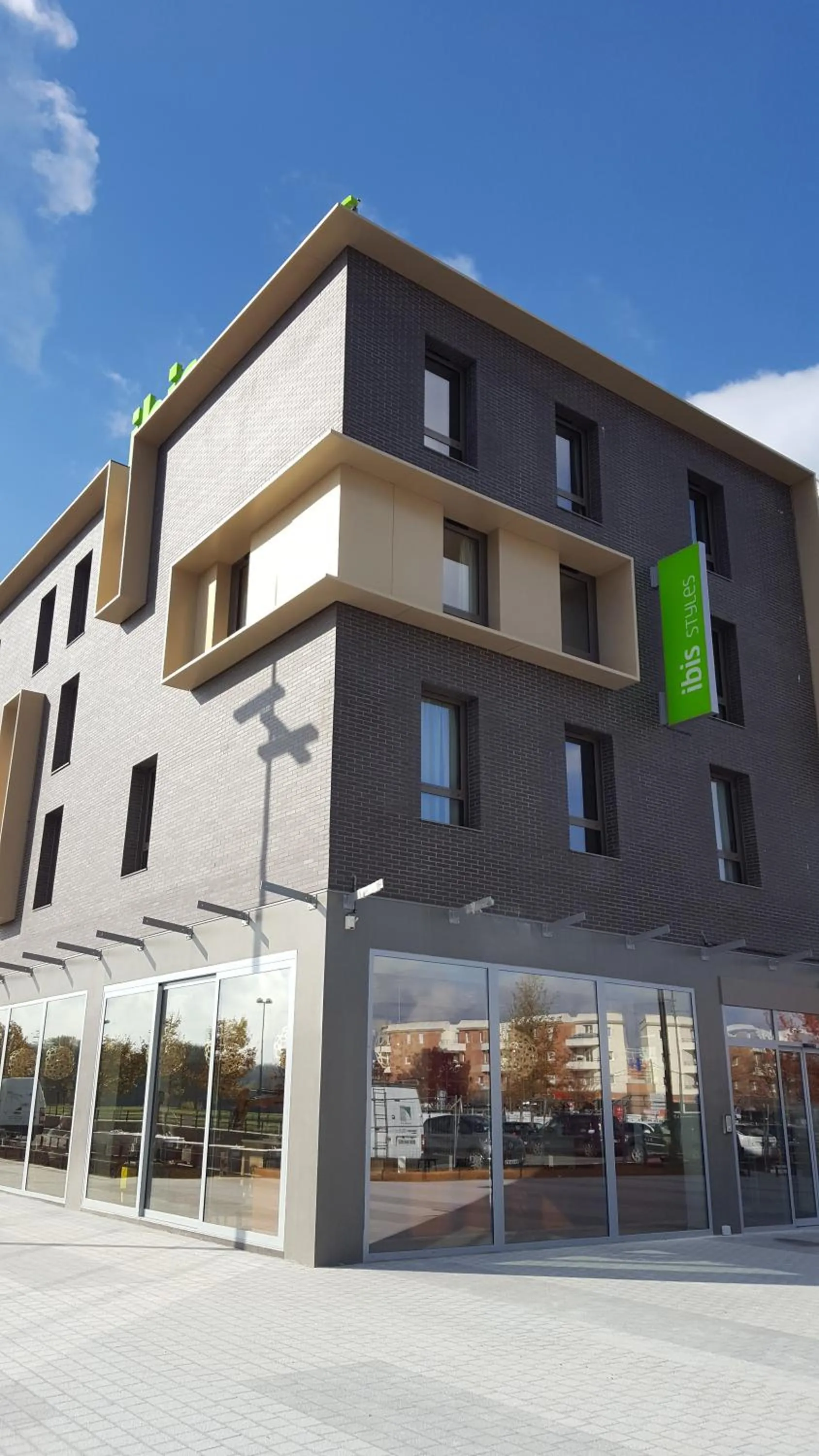 Facade/entrance in ibis Styles Versailles Guyancourt