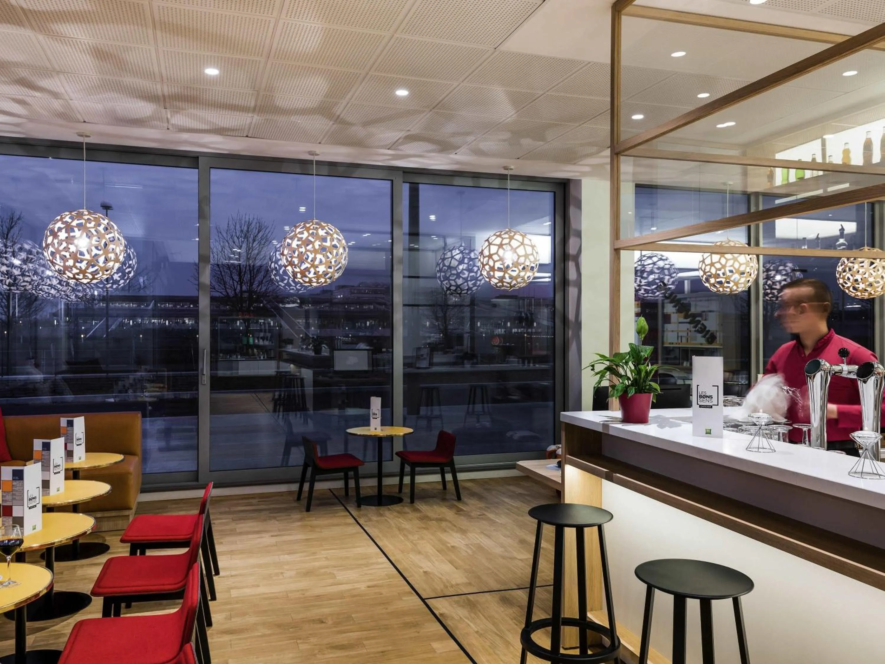 Lounge or bar in ibis Styles Versailles Guyancourt