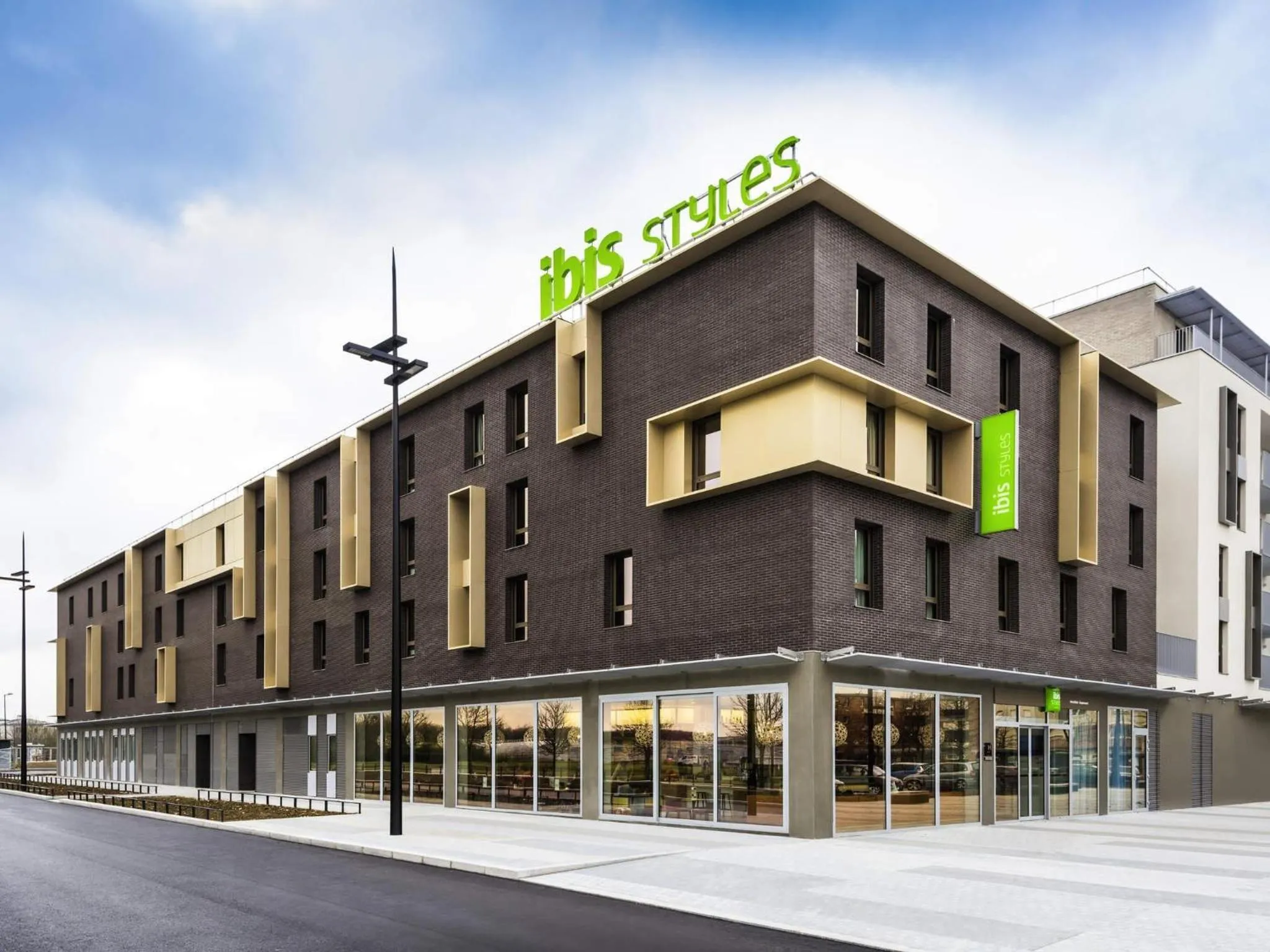 Property building in ibis Styles Versailles Guyancourt