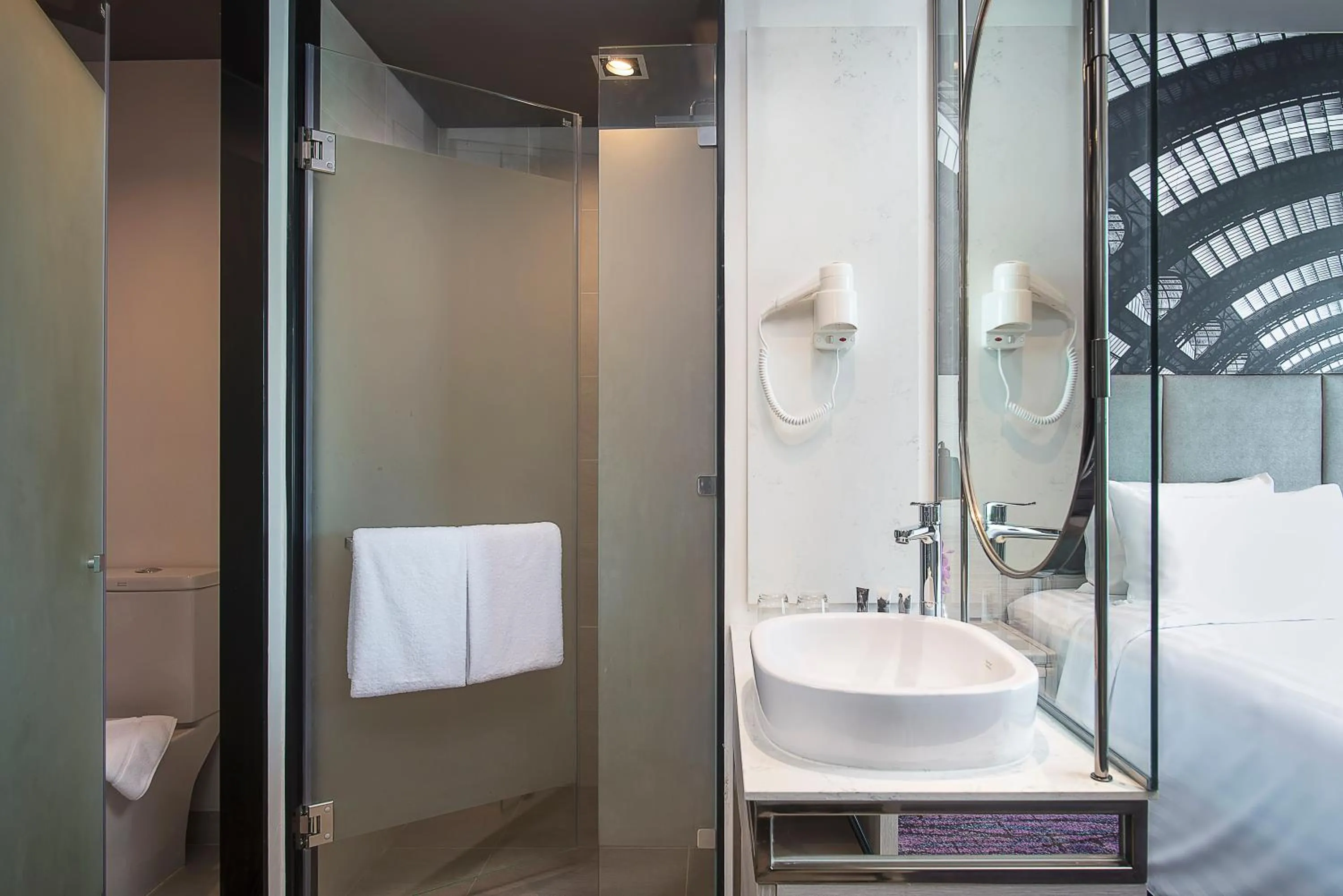 Bathroom, Bed in Mercure Bangkok Makkasan