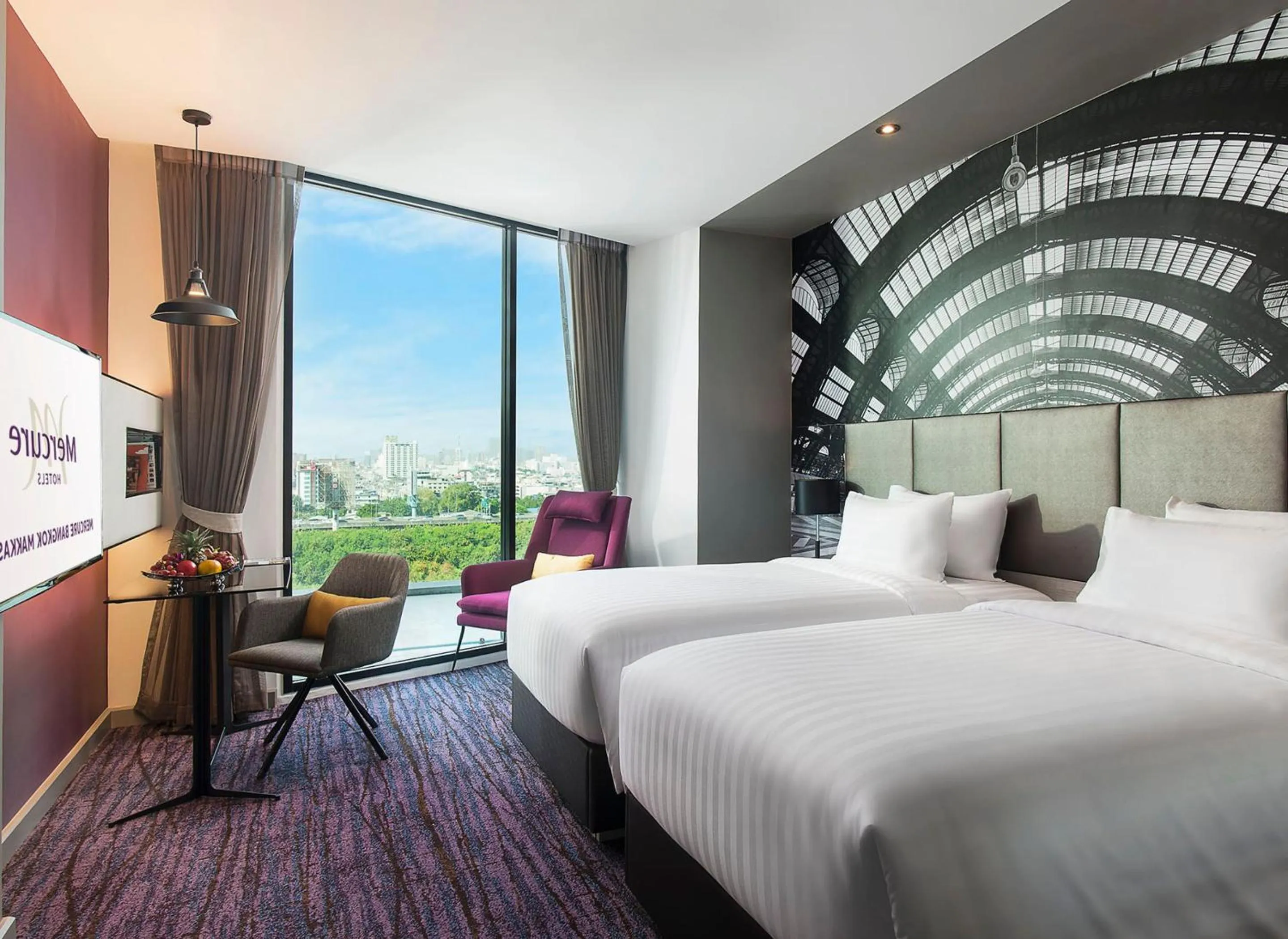 View (from property/room), Bed in Mercure Bangkok Makkasan
