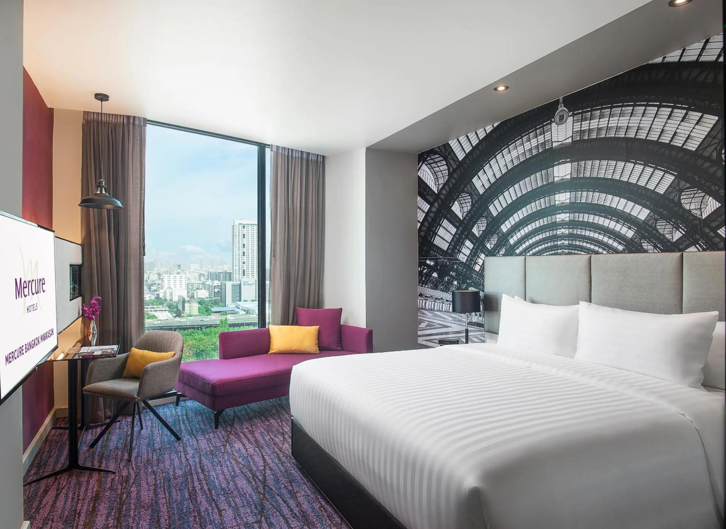 View (from property/room), Bed in Mercure Bangkok Makkasan