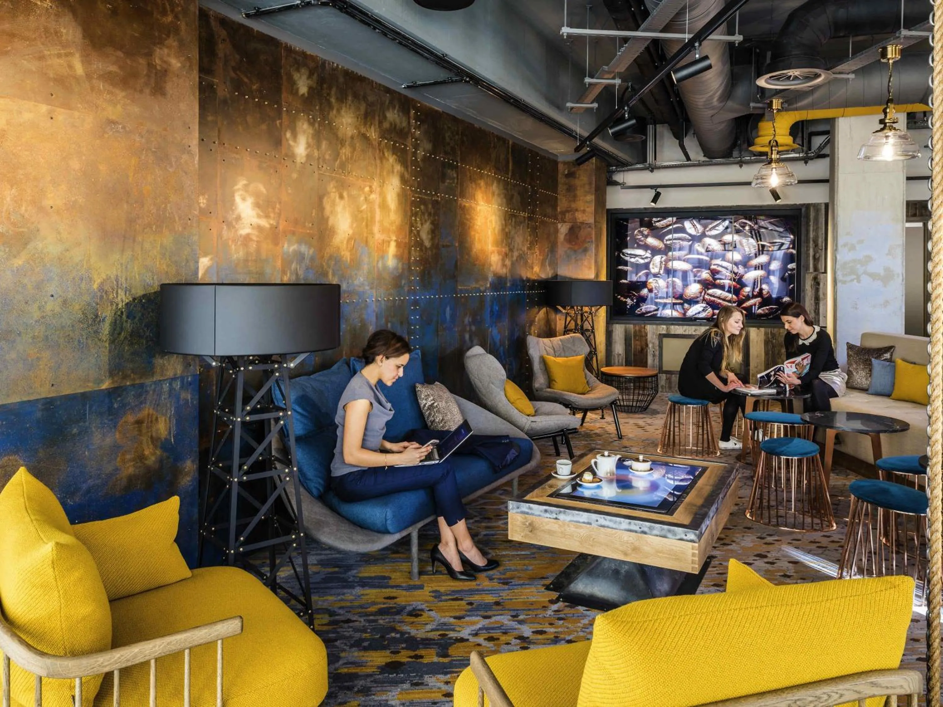 Lounge or bar in Novotel London Canary Wharf