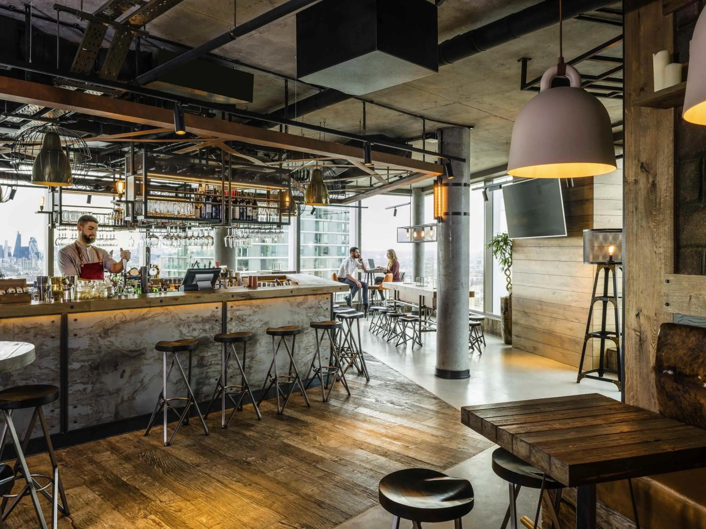 Lounge or bar in Novotel London Canary Wharf