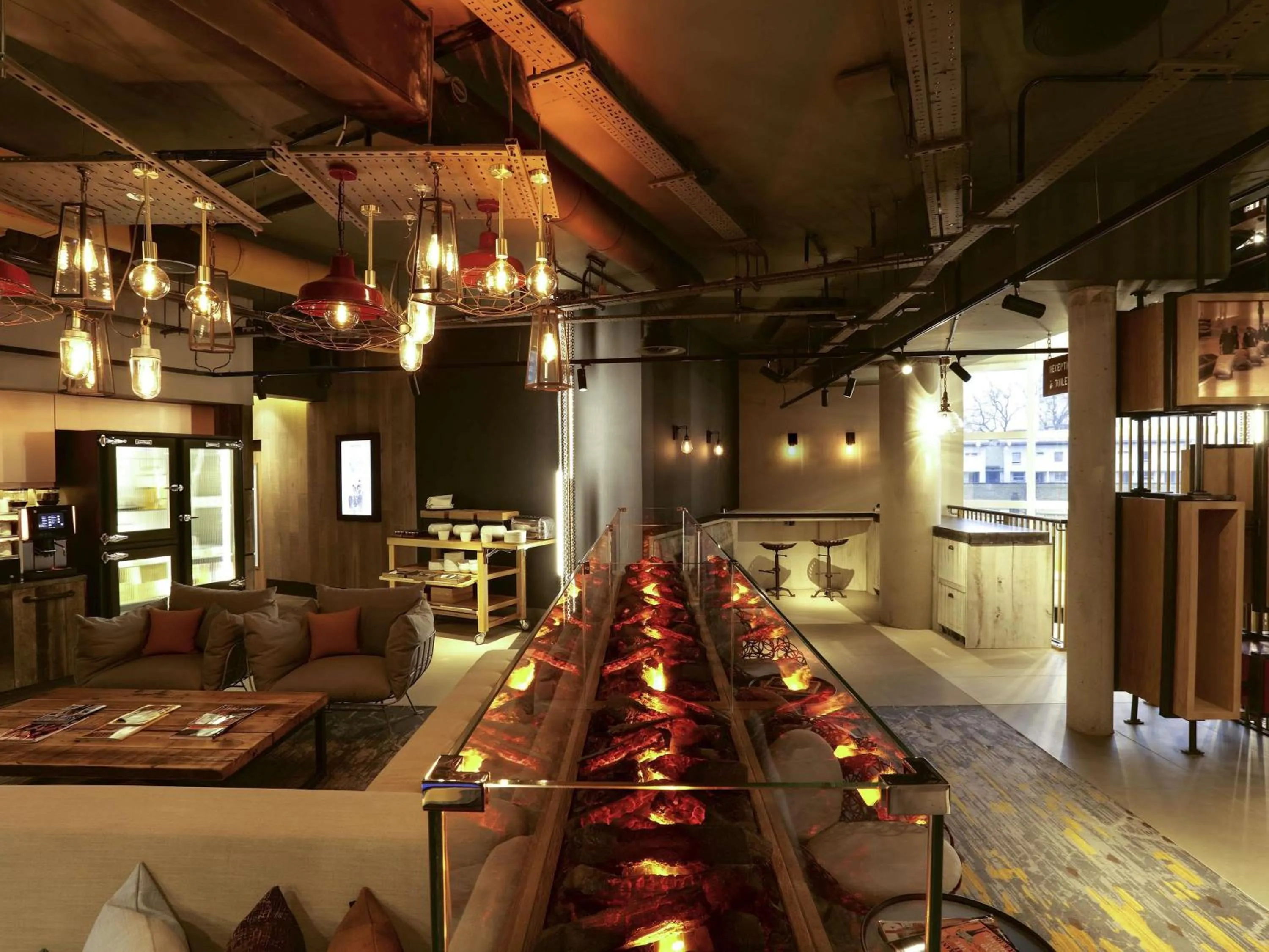 Lounge or bar in Novotel London Canary Wharf