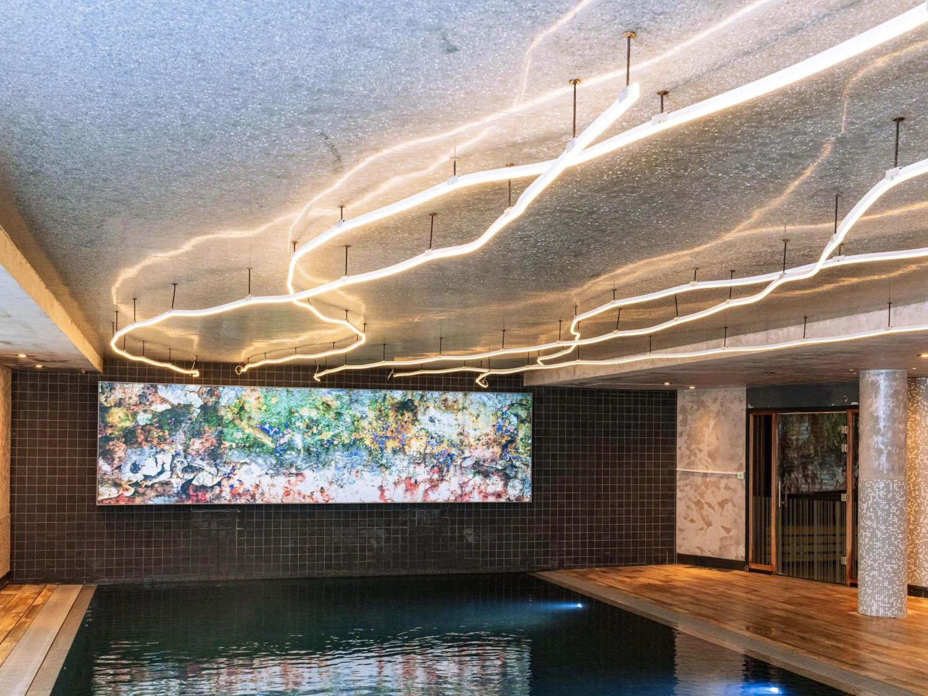 Pool view in Novotel London Canary Wharf