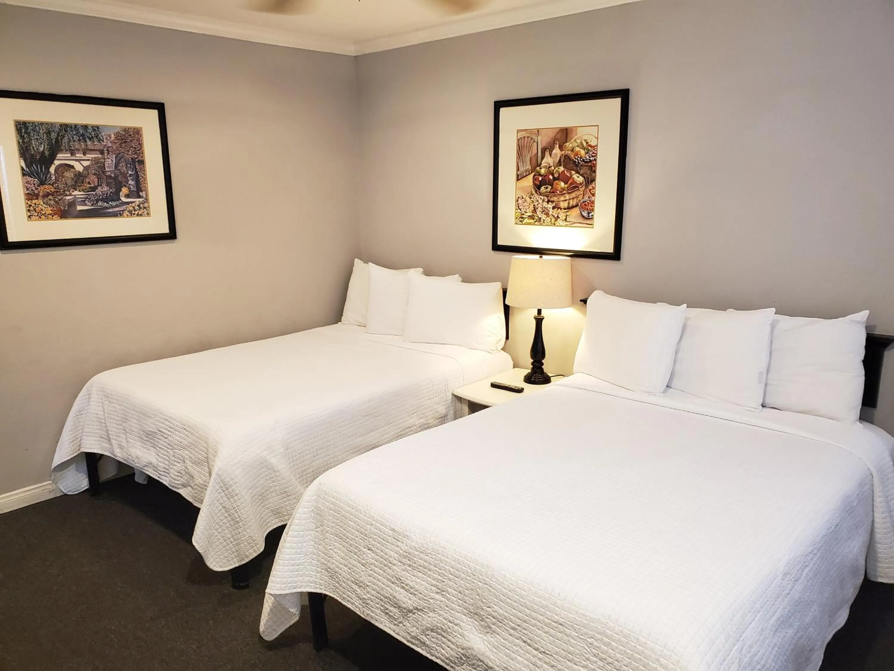 Bedroom, Bed in Coronado Inn