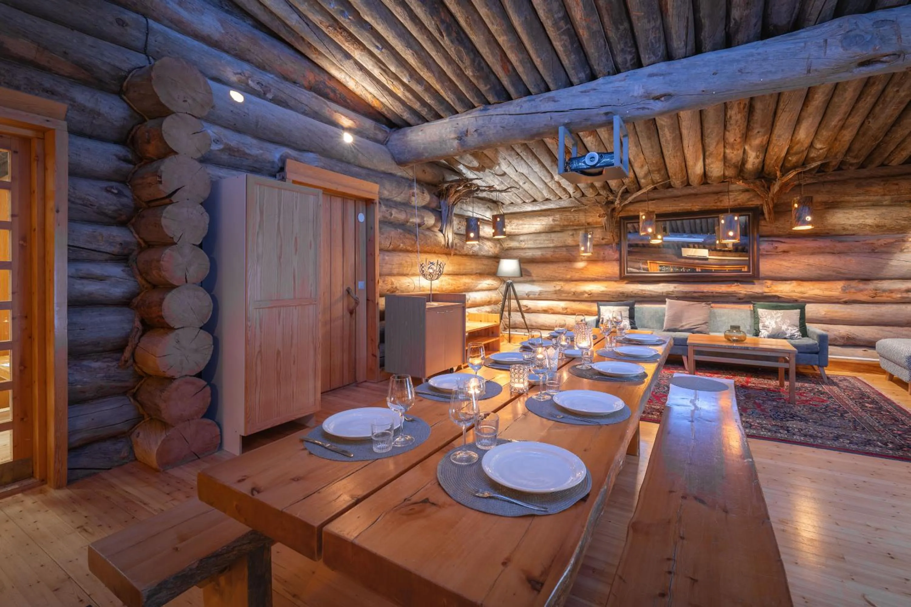 Communal lounge/ TV room in Kuukkeli Log Houses Aurora Resort