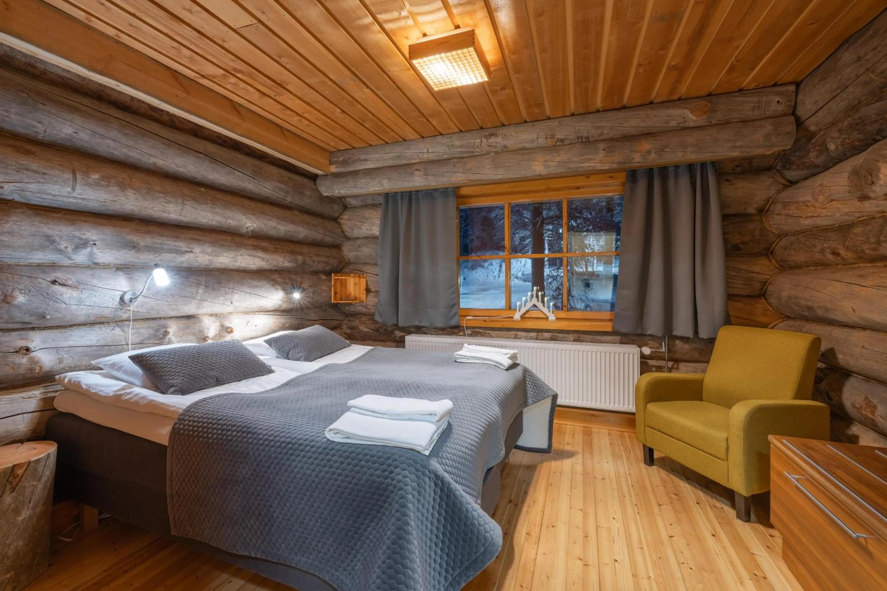 Bed in Kuukkeli Log Houses Aurora Resort