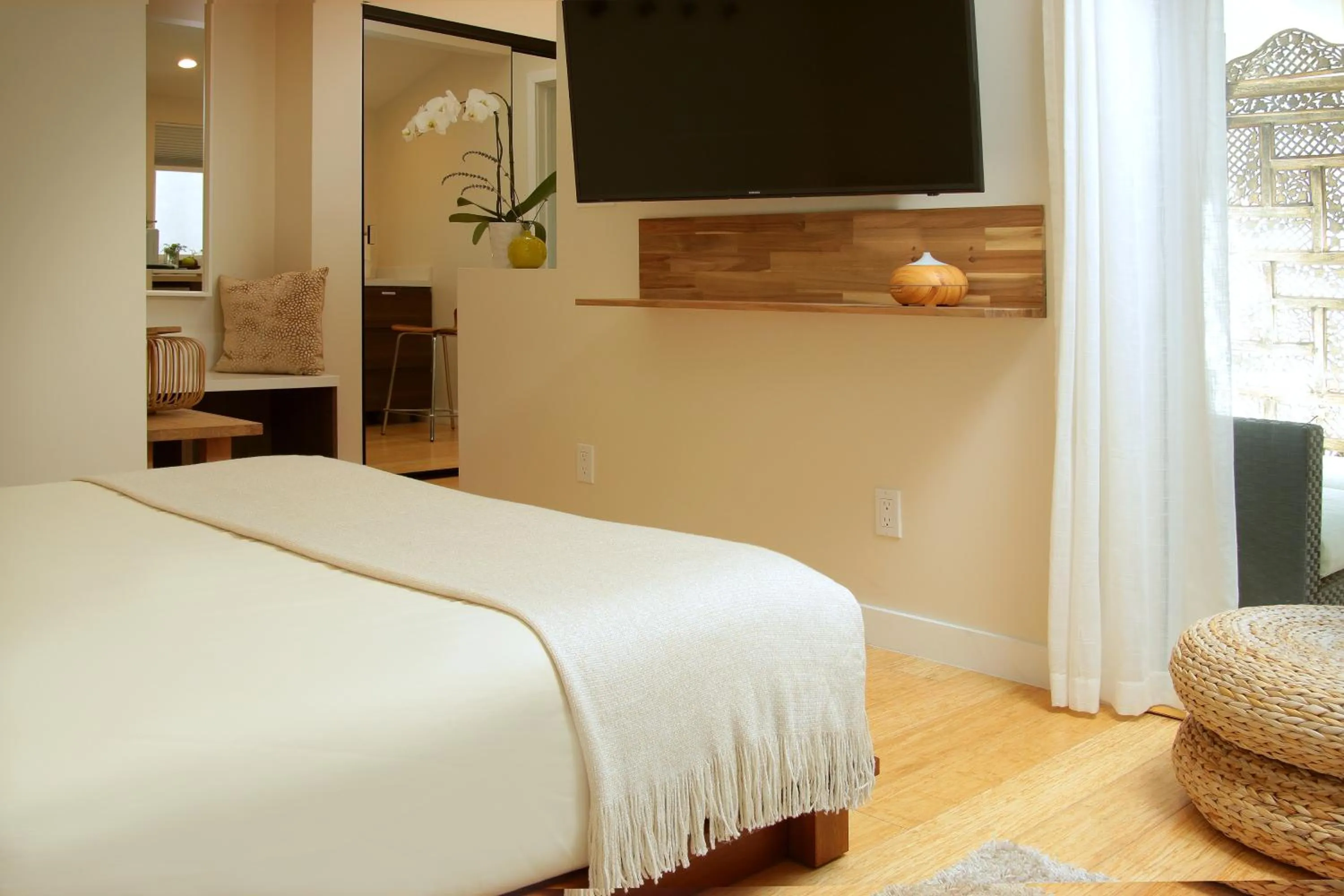 Bed in Inn at Moonlight Beach