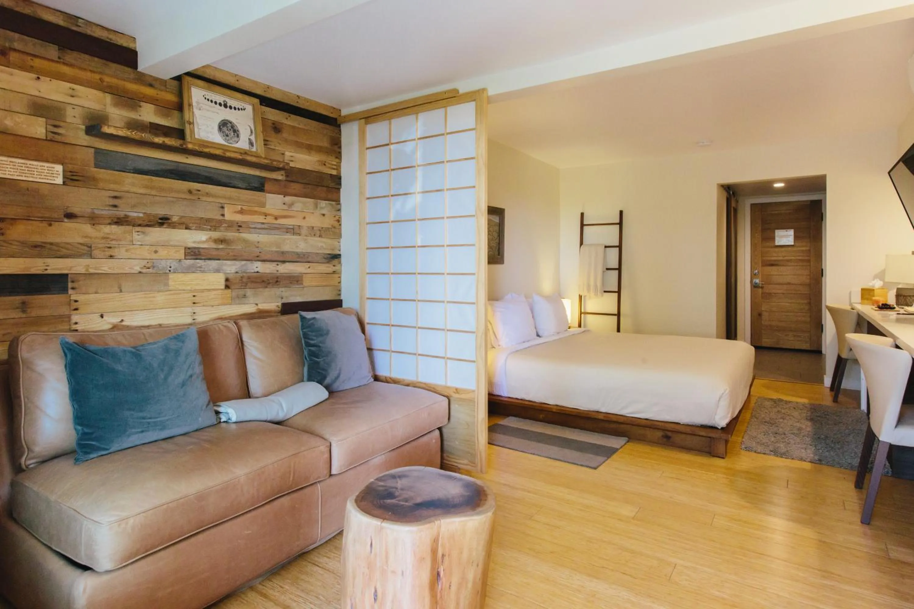 Photo of the whole room, Bed in Inn at Moonlight Beach