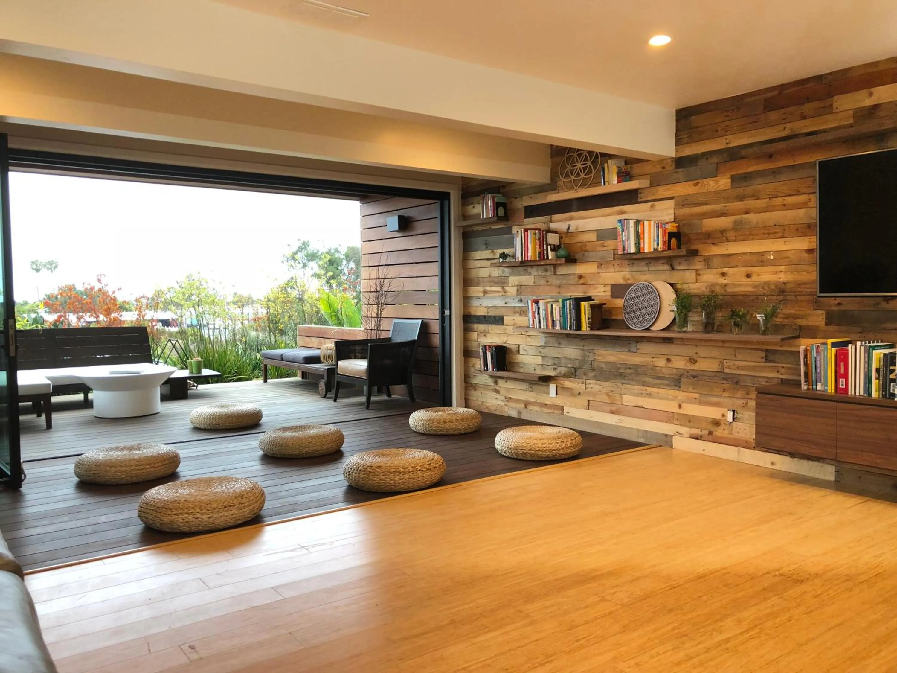 Lounge or bar in Inn at Moonlight Beach