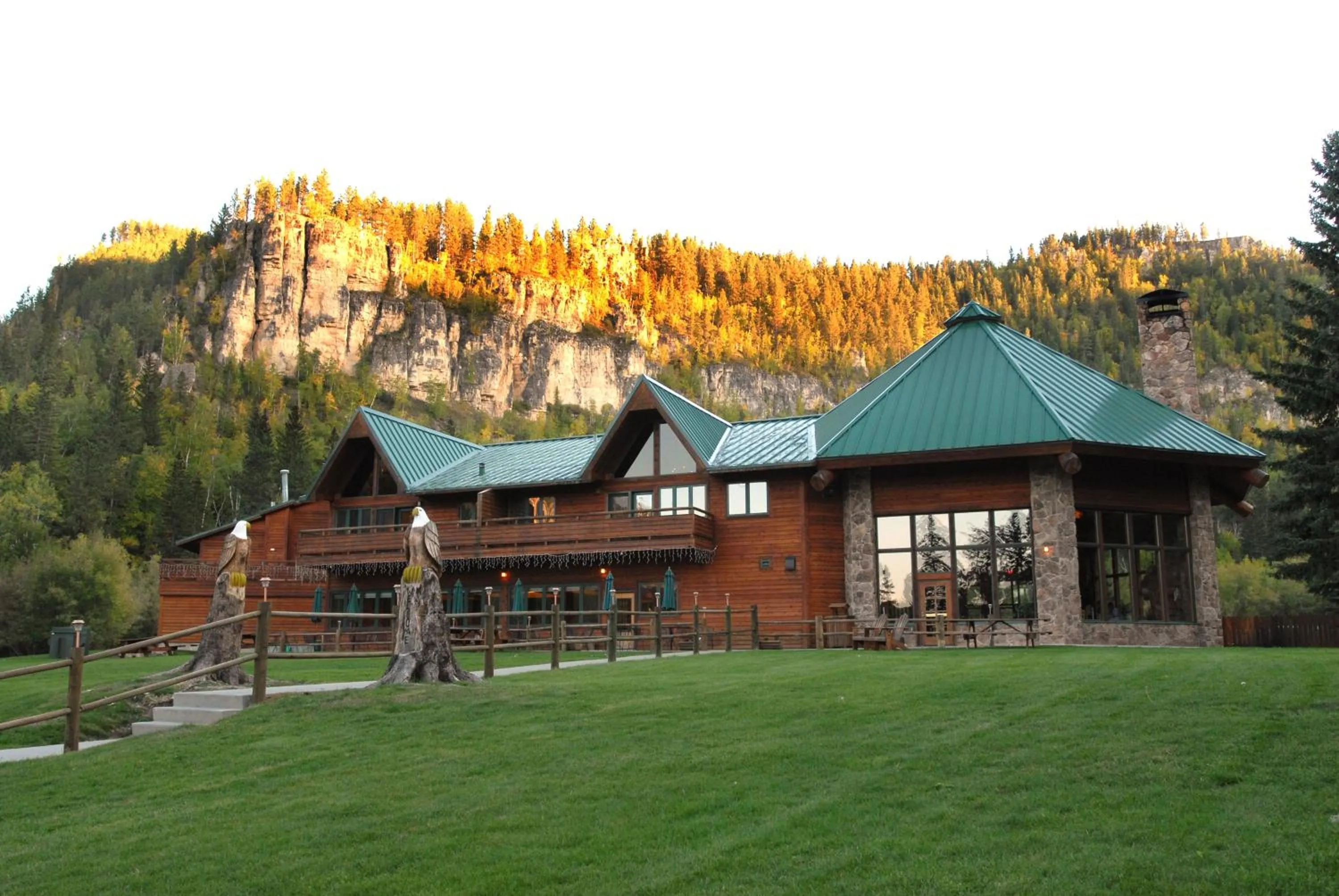 Property building in Spearfish Canyon Lodge