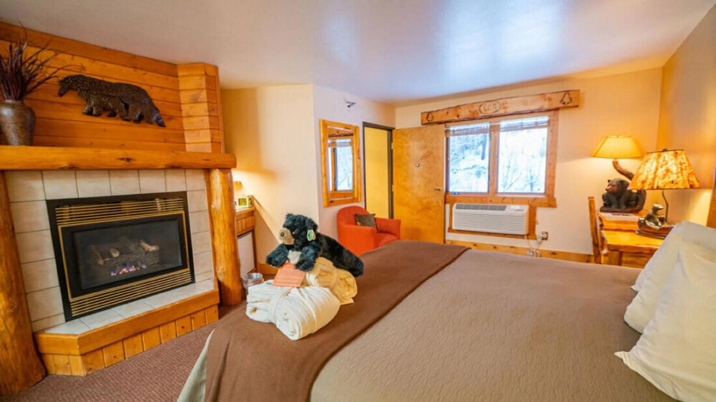 Bed in Spearfish Canyon Lodge