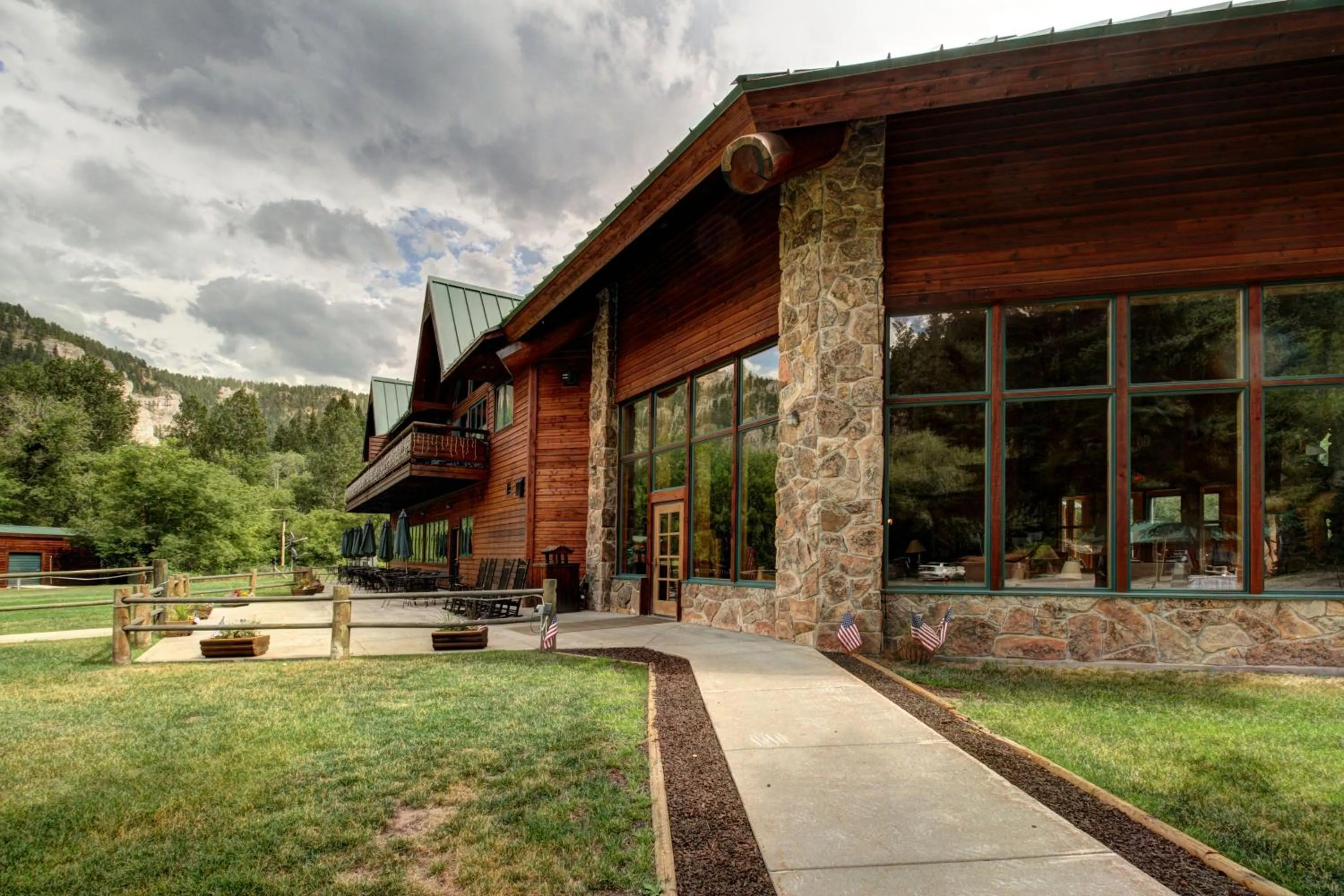 Property building in Spearfish Canyon Lodge