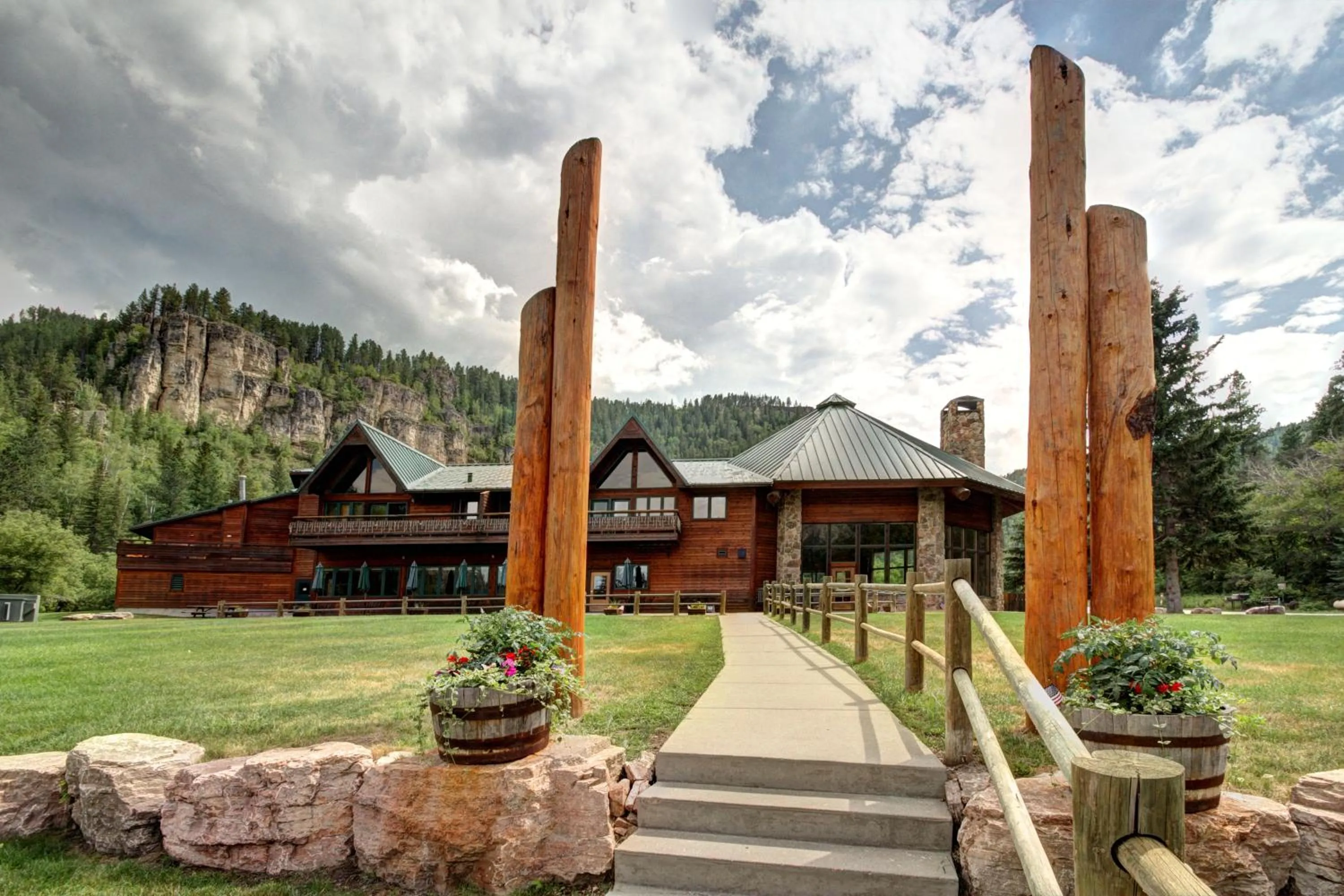 Property building in Spearfish Canyon Lodge