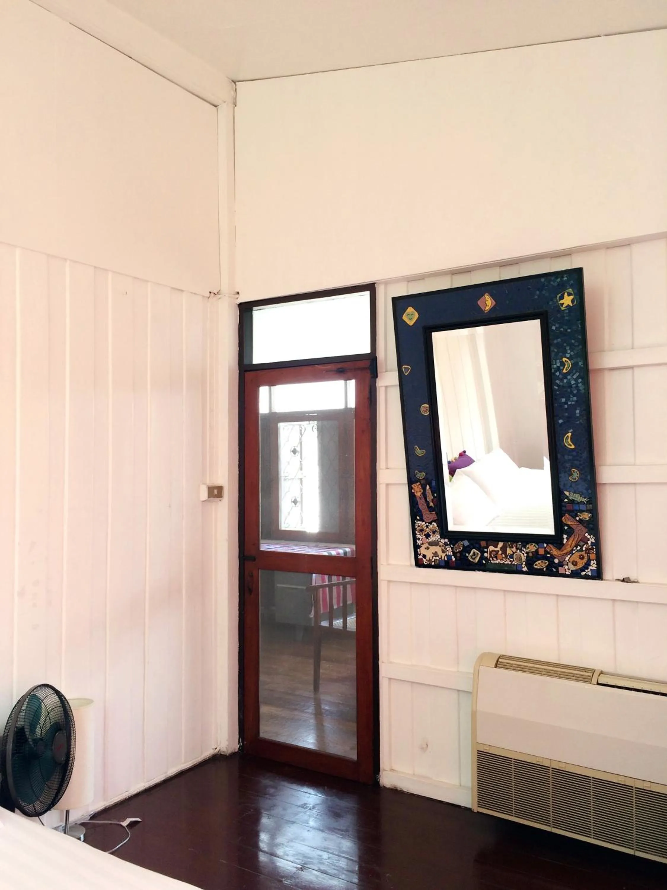 Photo of the whole room in Many Trees