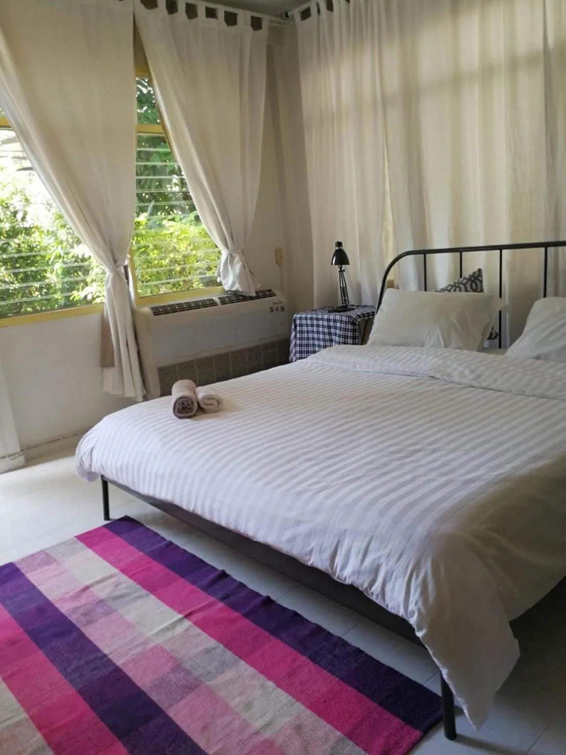 Photo of the whole room, Bed in Many Trees