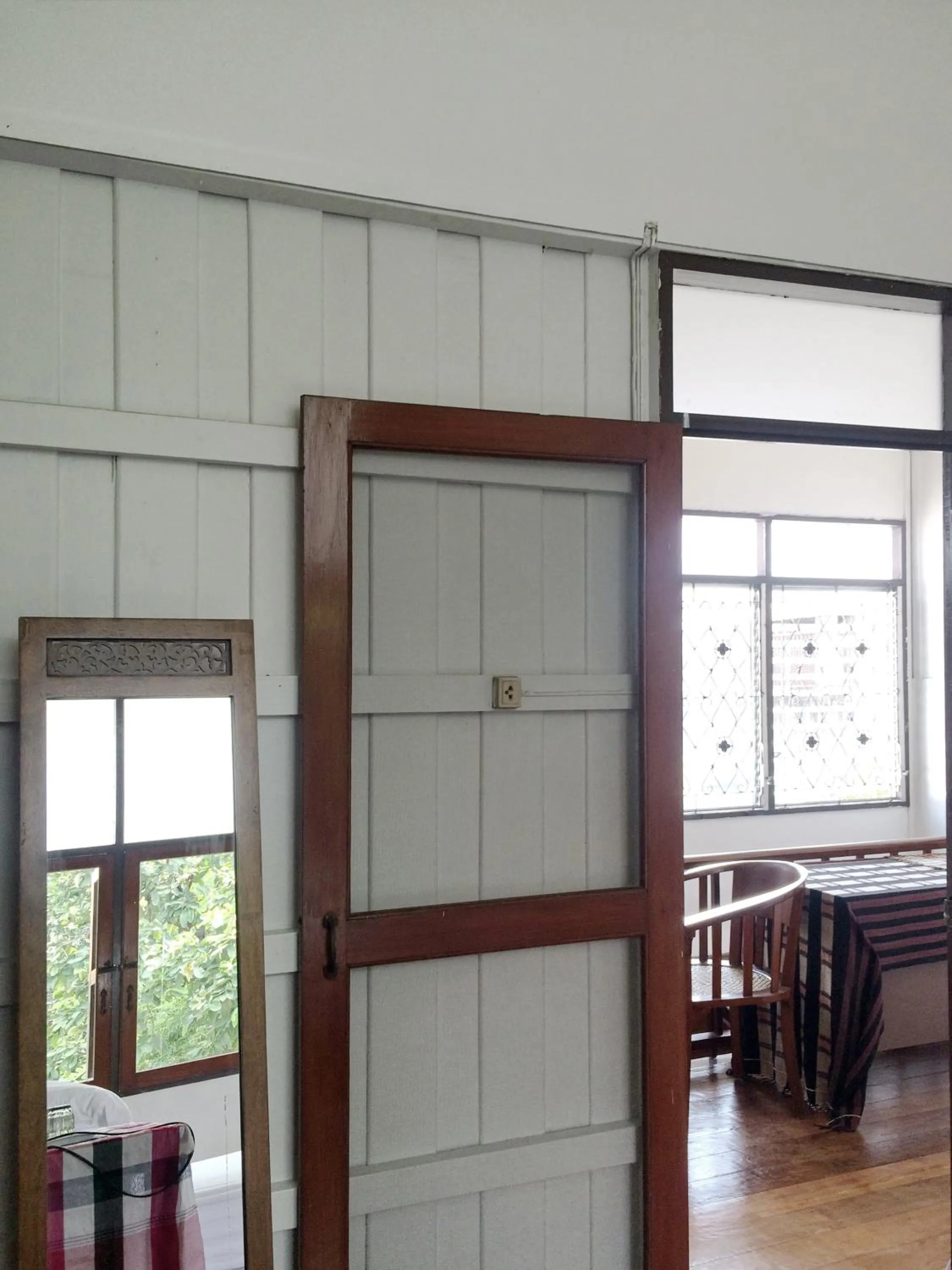 Photo of the whole room in Many Trees