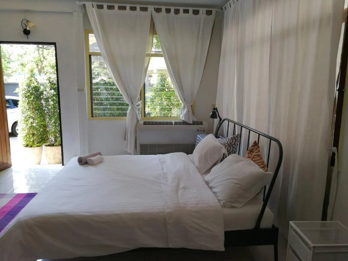 Photo of the whole room, Bed in Many Trees