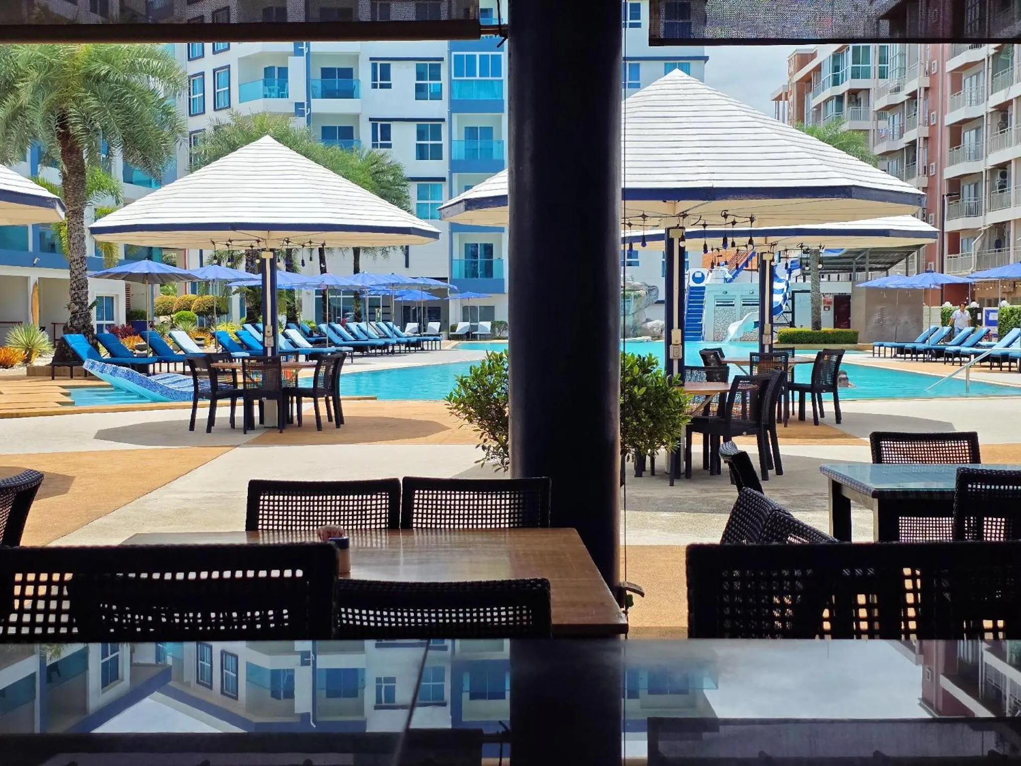 Restaurant/places to eat in GrandBlue Resort & Beachclub