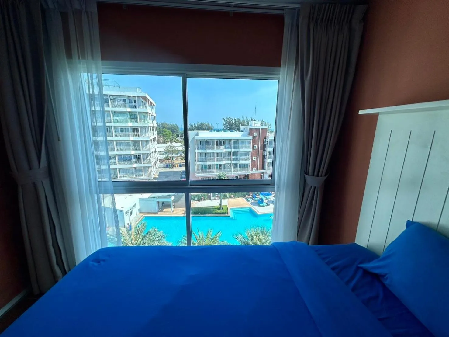 Bed in GrandBlue Resort & Beachclub