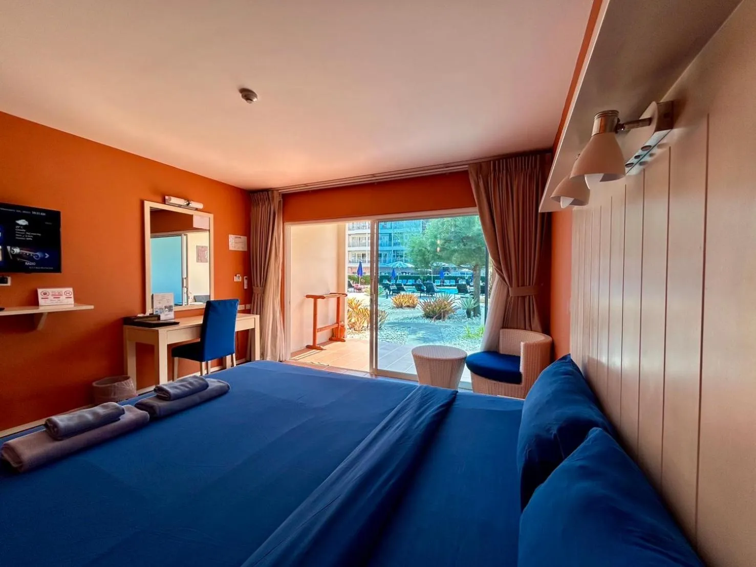 View (from property/room), Bed in GrandBlue Resort & Beachclub